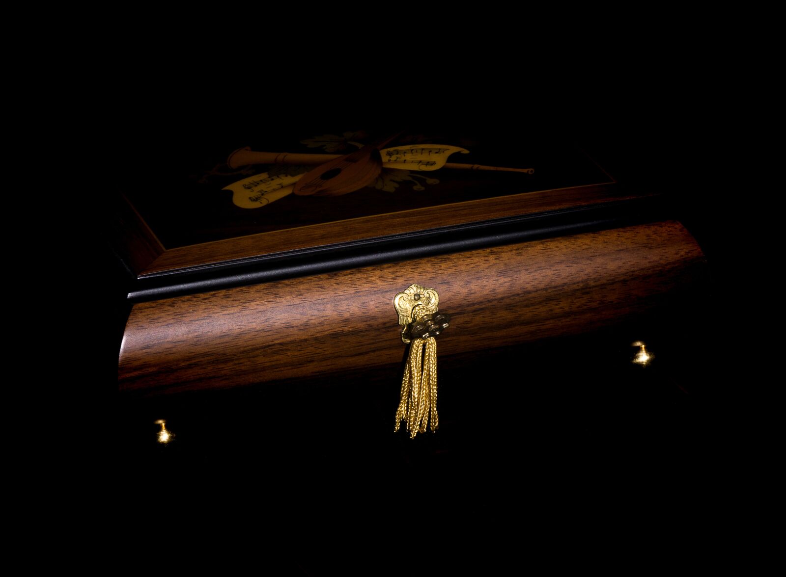 Sony E 55-210mm F4.5-6.3 OSS sample photo. Casket, box, chest photography