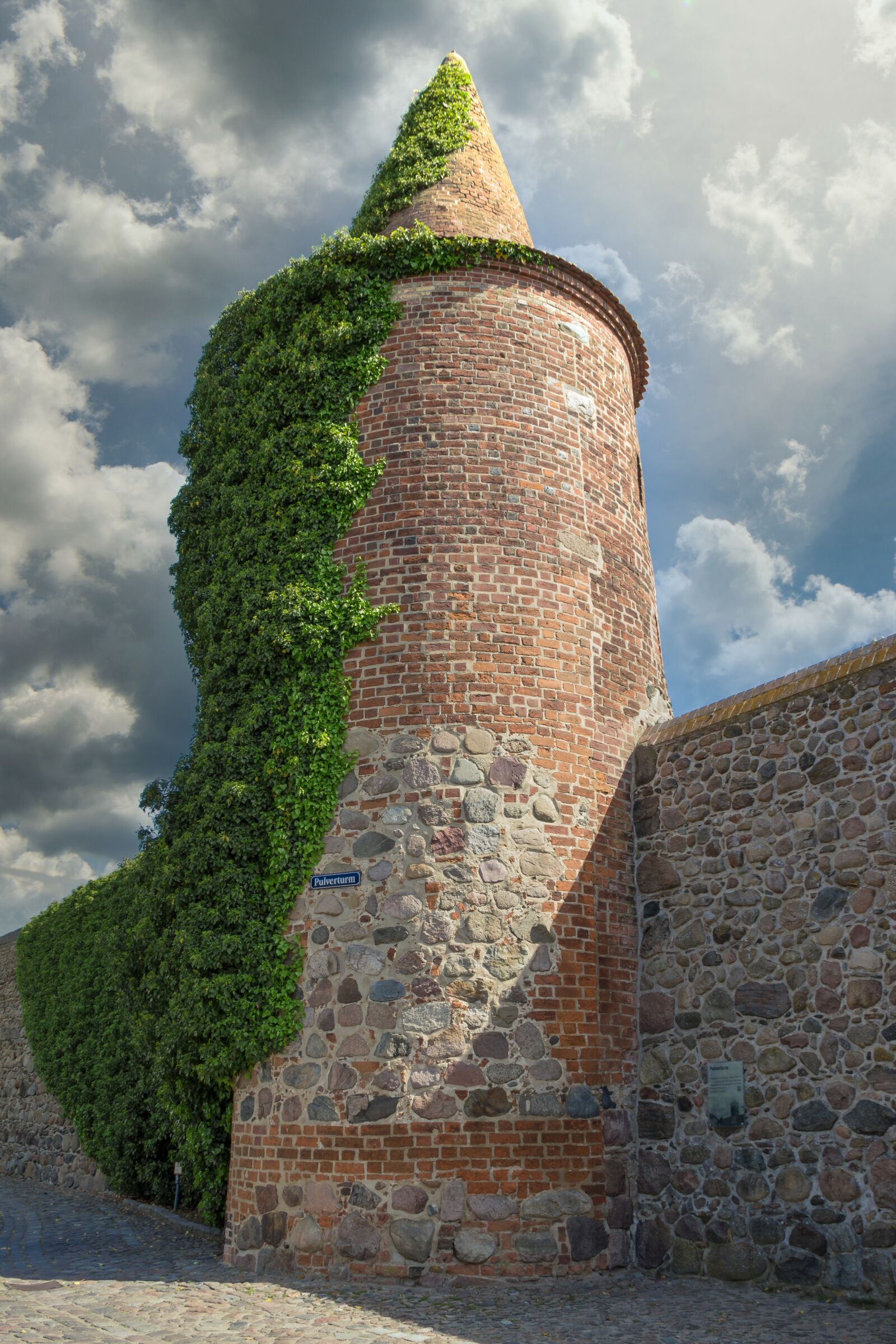 Canon EF-S 18-135mm F3.5-5.6 IS sample photo. Powder tower, old, city photography