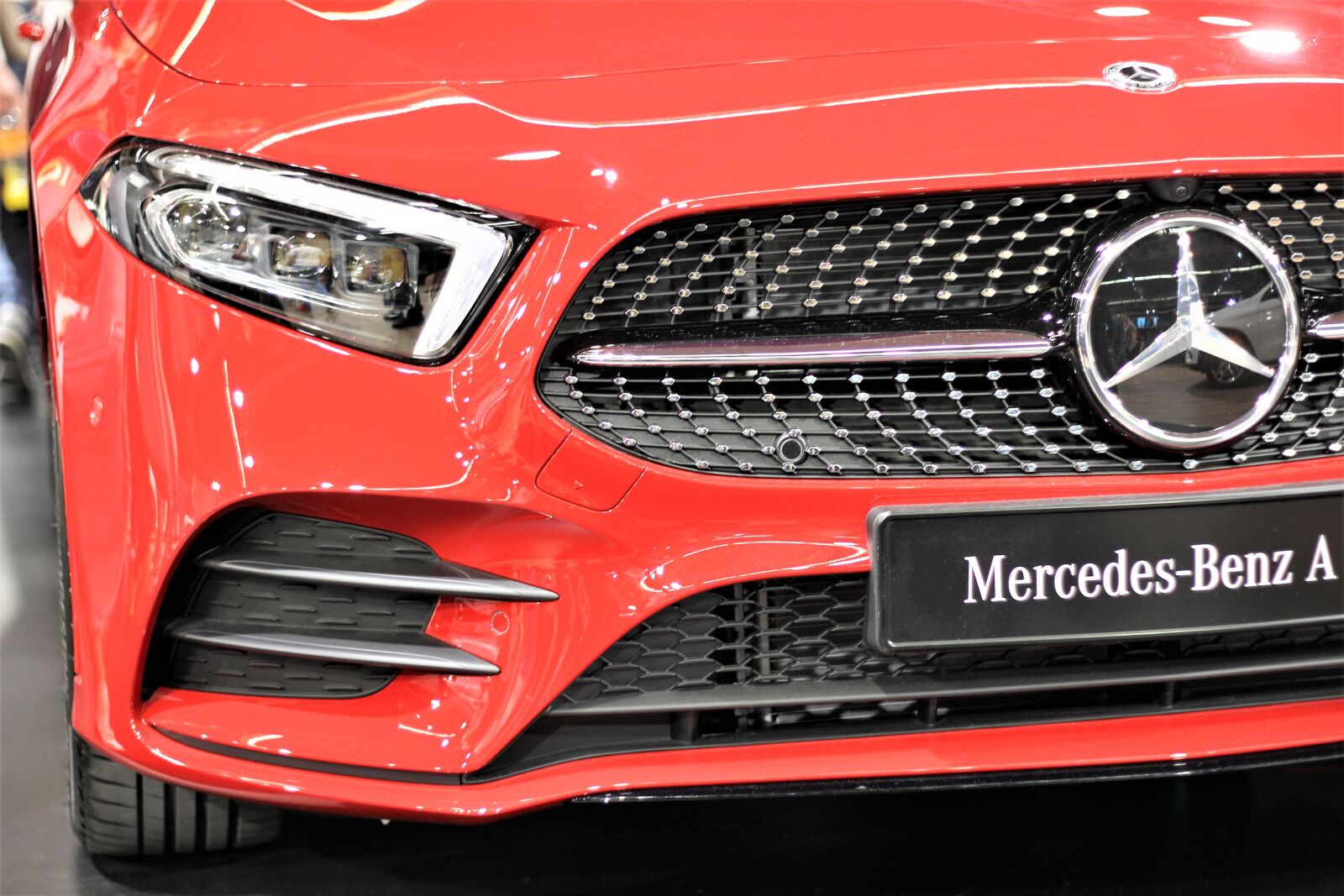 Canon EOS 600D (Rebel EOS T3i / EOS Kiss X5) + Canon EF 50mm F1.8 II sample photo. Car, mercedes benz a photography