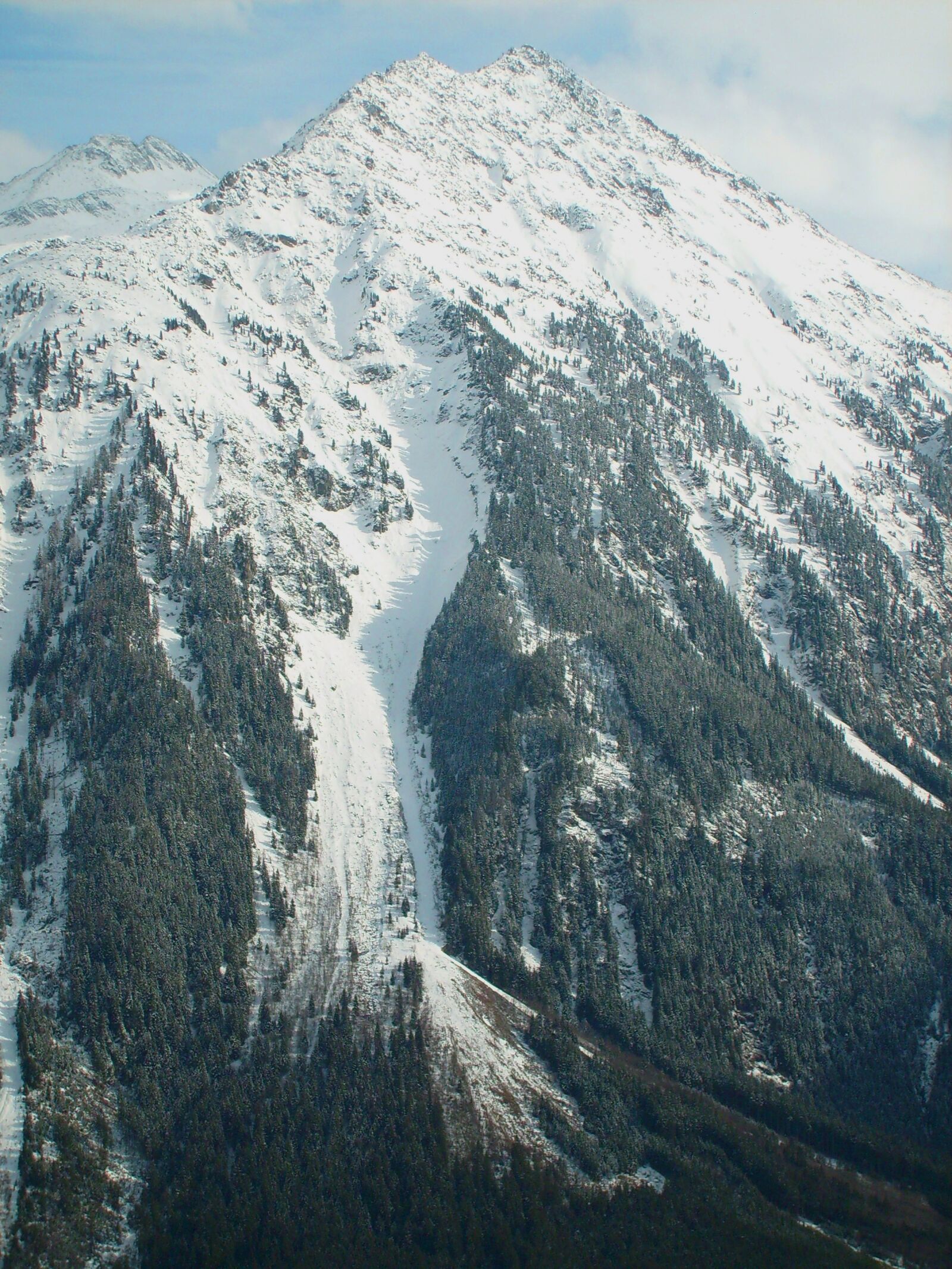Samsung D70 / D75 / S730 / S750 sample photo. Mountain, avalanche, snow photography