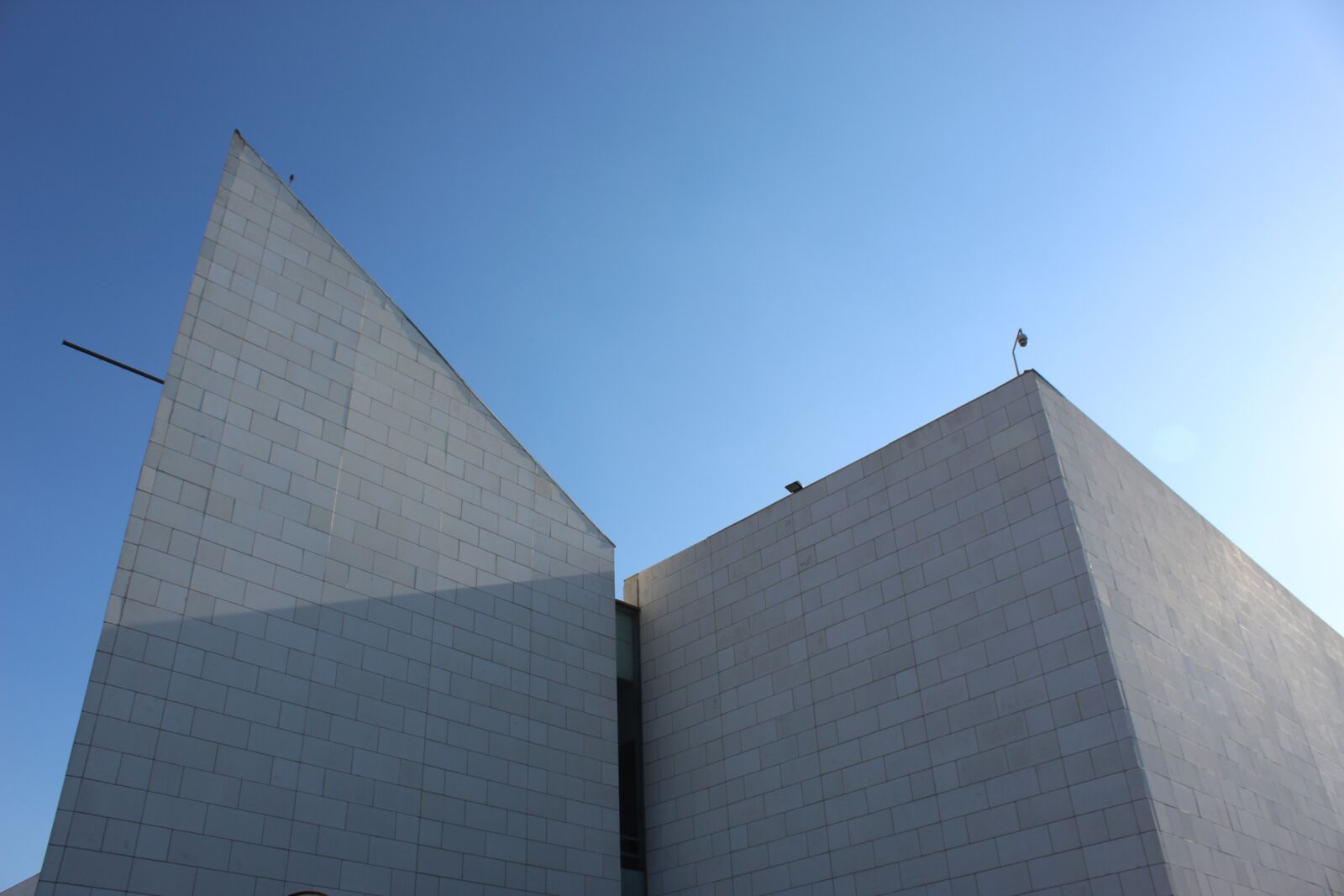 Canon EOS 1300D (EOS Rebel T6 / EOS Kiss X80) sample photo. Architecture, blue, composition photography