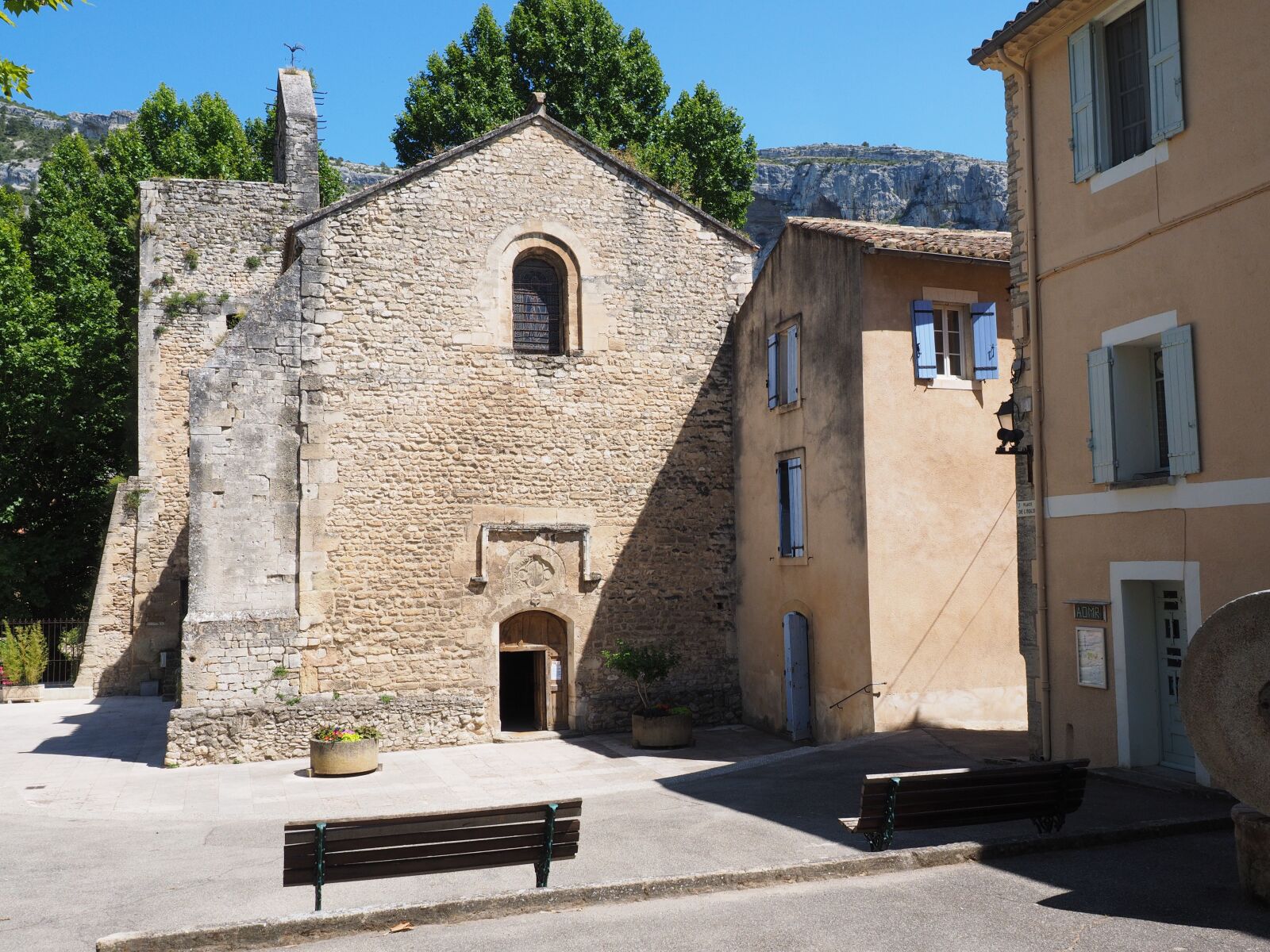 Olympus OM-D E-M1 + Olympus M.Zuiko Digital ED 12-40mm F2.8 Pro sample photo. Fontaine-de-vaucluse, church, notre-dame-de-fontaine-de-vaucluse photography