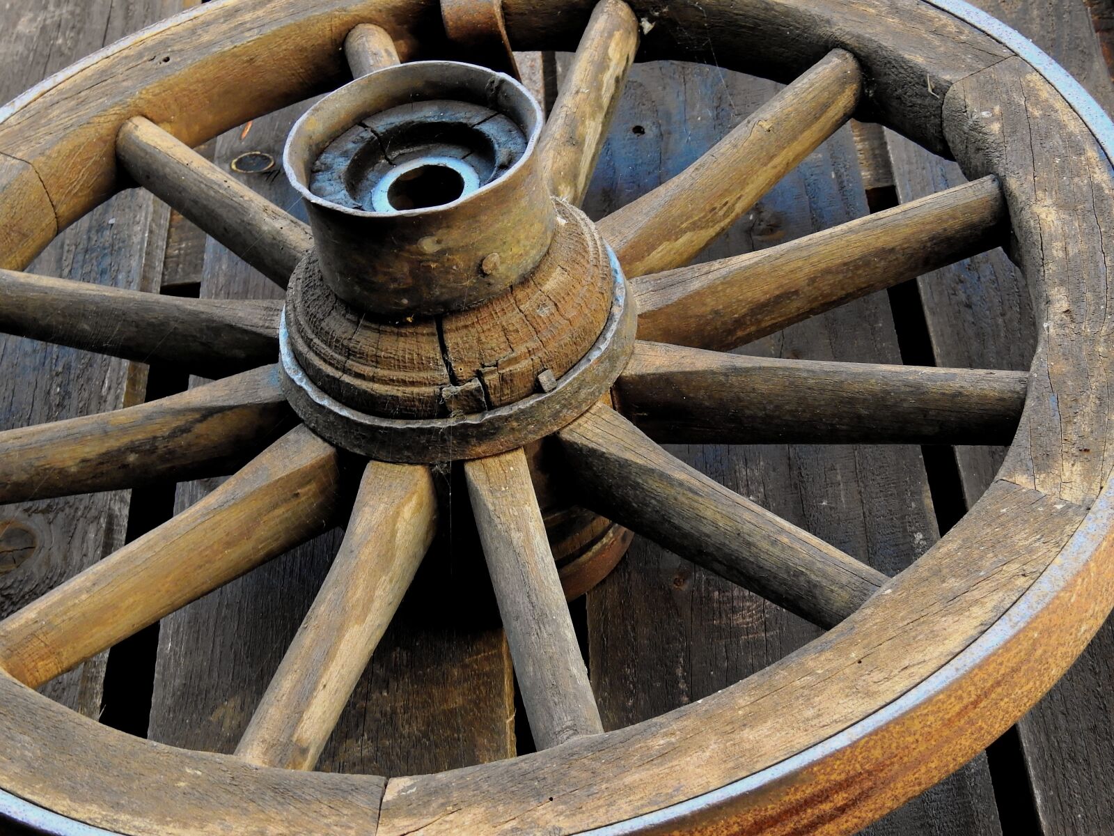 Nikon Coolpix P900 sample photo. Wheel, wagon wheel, wooden photography