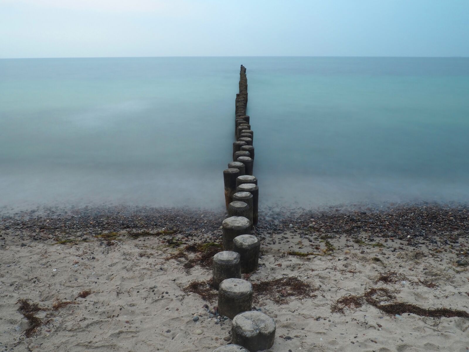 Olympus PEN E-PL7 sample photo. Beach, sea, wood photography