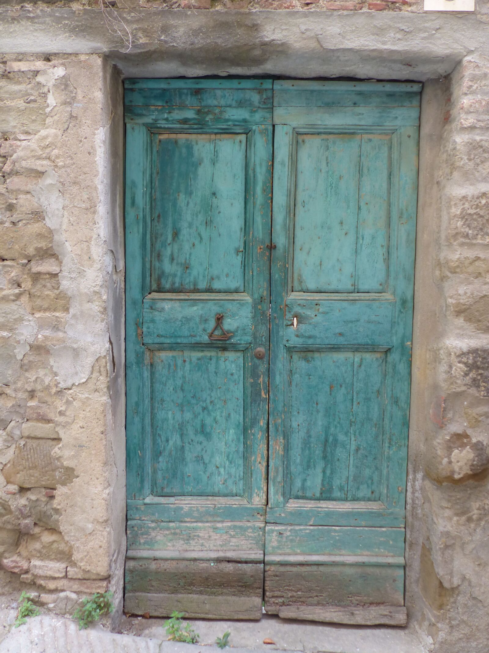 Panasonic Lumix DMC-FZ200 sample photo. Door, old door, flaked photography