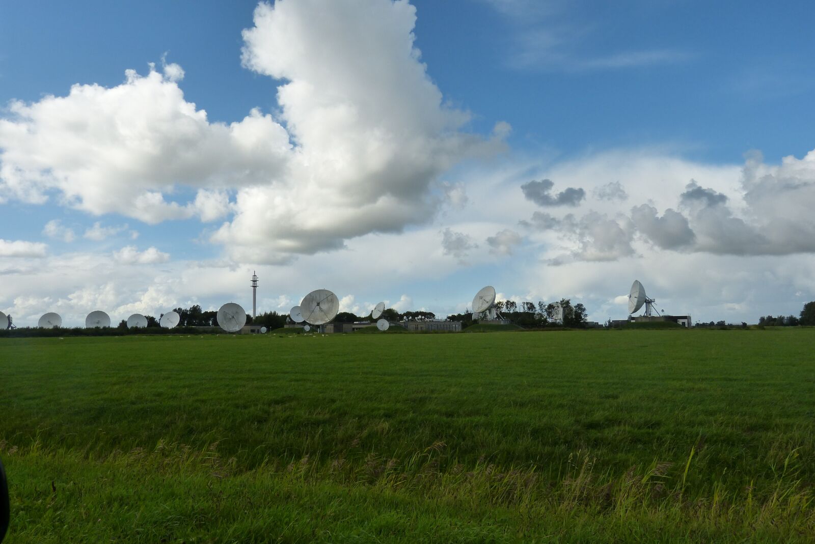 Panasonic Lumix DMC-FZ150 sample photo. Landscape, holland, radio bowl photography
