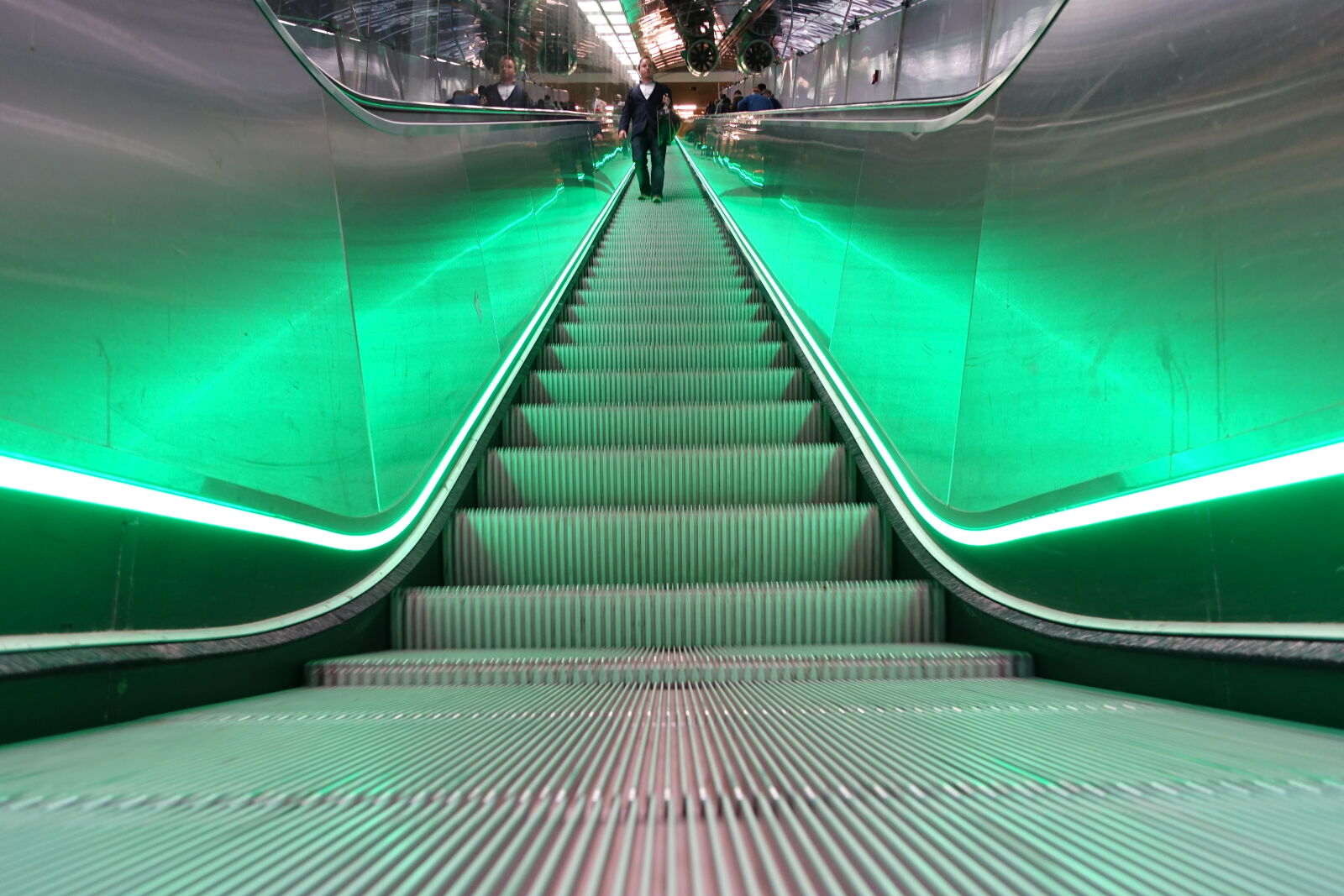 Sony Cyber-shot DSC-RX100 III sample photo. The green escalator photography