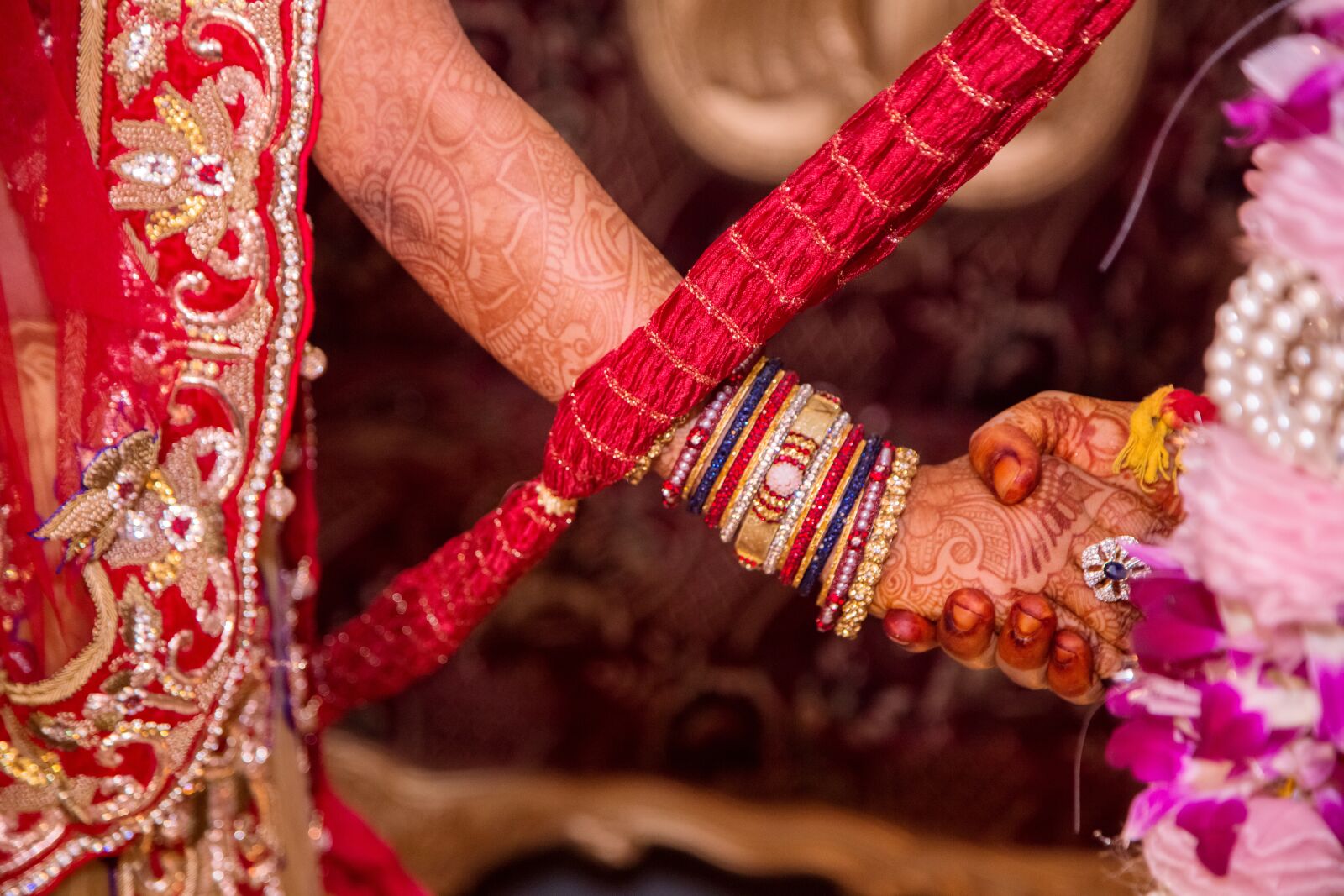 Canon EOS 6D + Canon EF 24-105mm F4L IS USM sample photo. Holding hands, relationship, couple photography