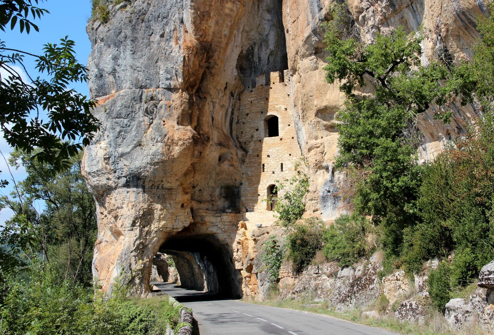Canon EOS 600D (Rebel EOS T3i / EOS Kiss X5) sample photo. Road, tunnel, roche photography