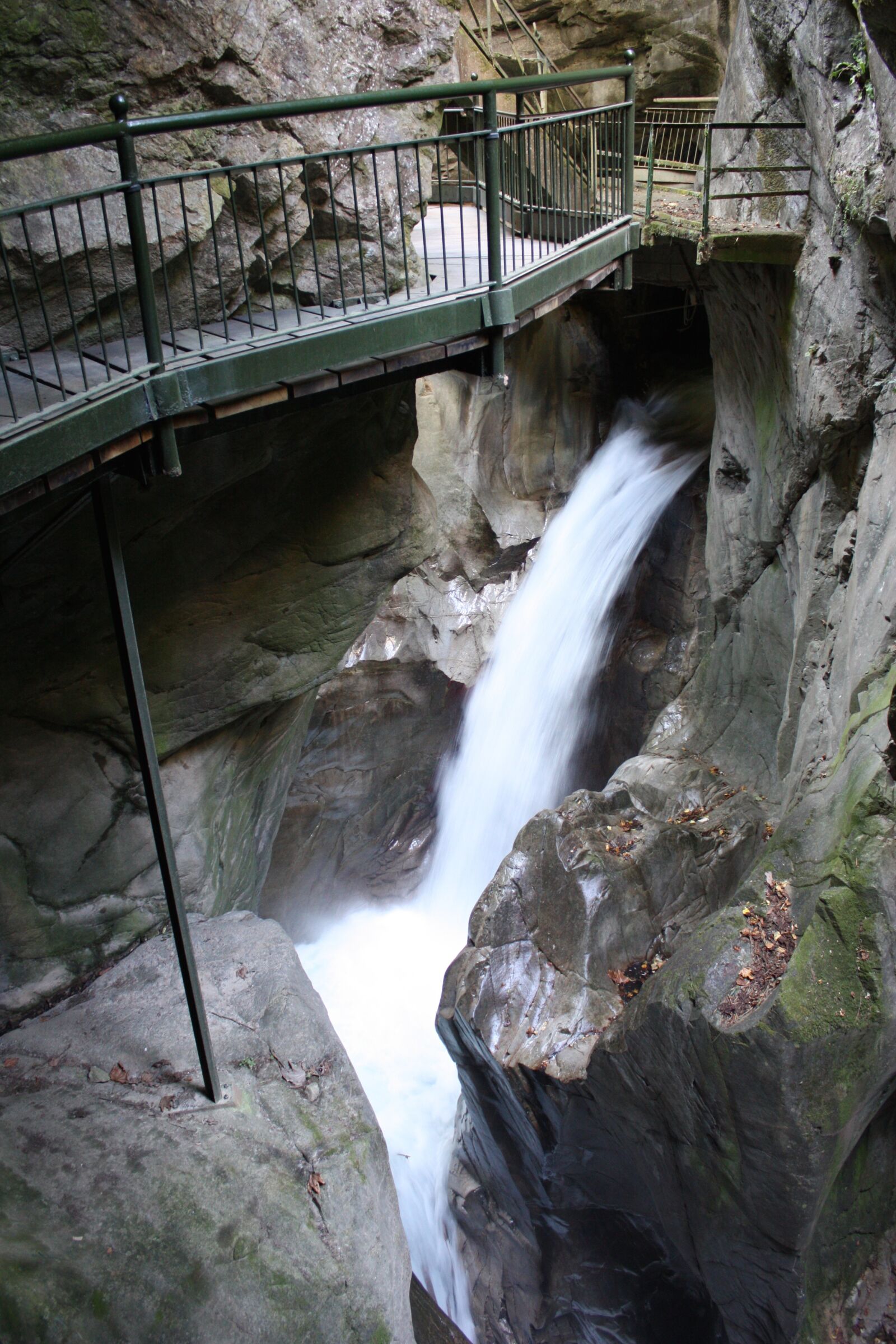 Canon EOS 450D (EOS Rebel XSi / EOS Kiss X2) sample photo. Bellano, horrid, waterfall photography