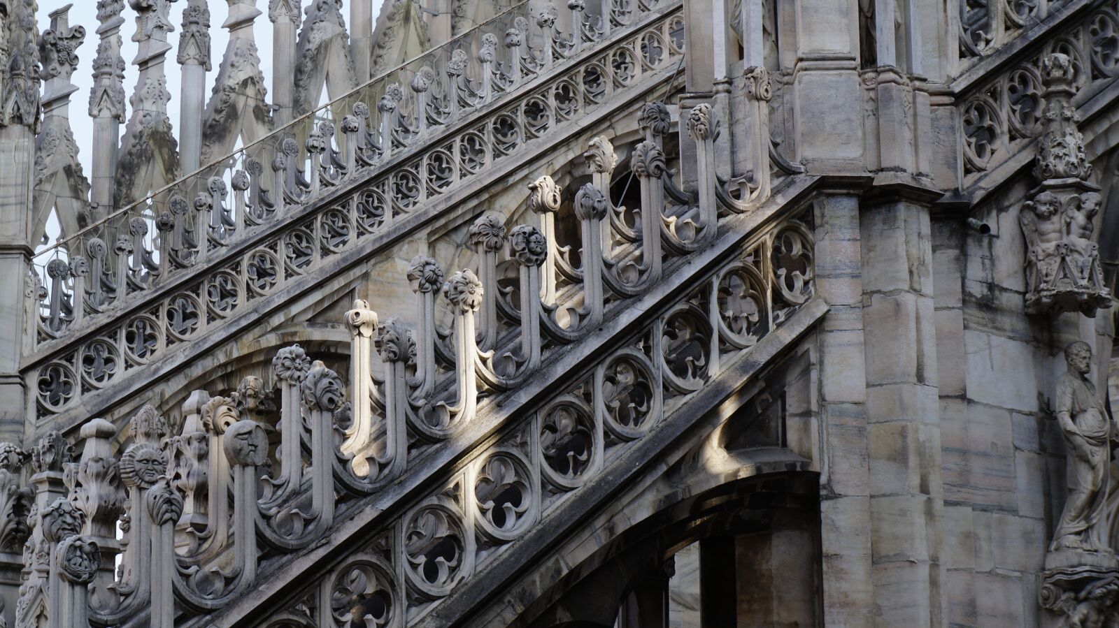 Sony Alpha a3000 + Sony E 18-55mm F3.5-5.6 OSS sample photo. Gothic cathedral, milan duomo photography