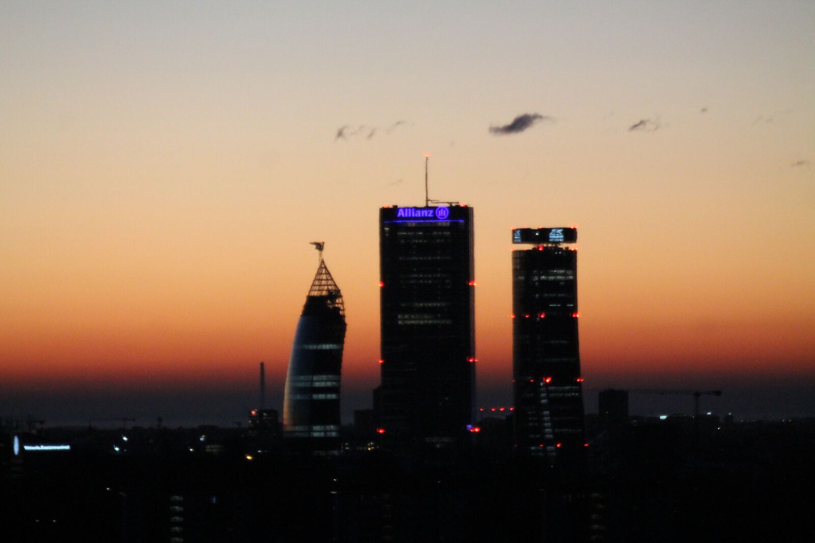 Canon EOS 1100D (EOS Rebel T3 / EOS Kiss X50) sample photo. Dawn, on, city life photography