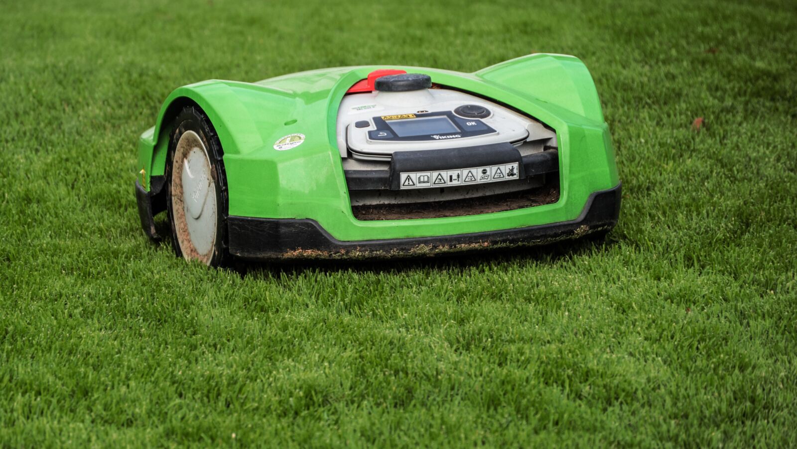 Panasonic Lumix DMC-GX8 sample photo. Lawn mower, rush, robot photography