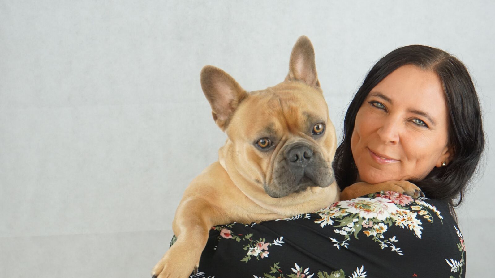 Sony E 18-200mm F3.5-6.3 OSS LE sample photo. French bulldog, woman, female photography