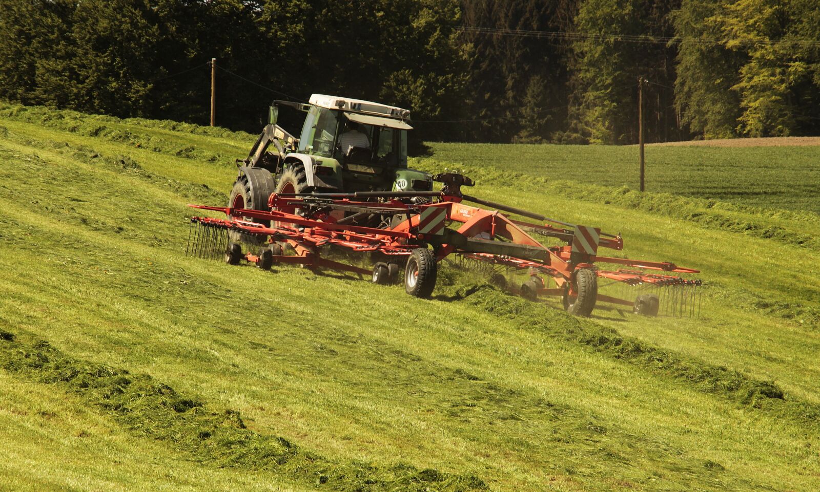 Canon EOS 100D (EOS Rebel SL1 / EOS Kiss X7) sample photo. Tractor, agriculture, hay photography