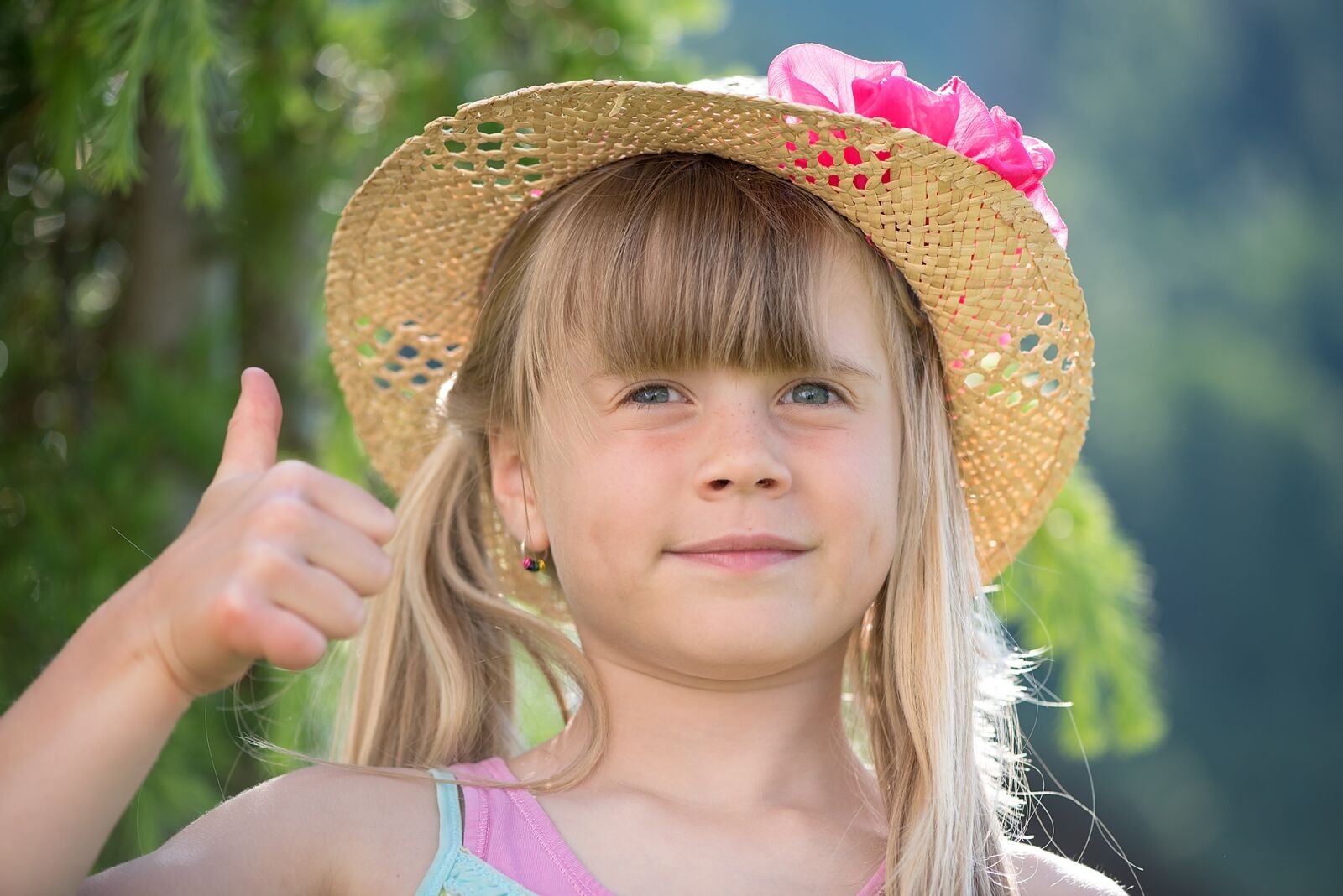 Nikon D750 sample photo. Child, girl, thumbs up photography