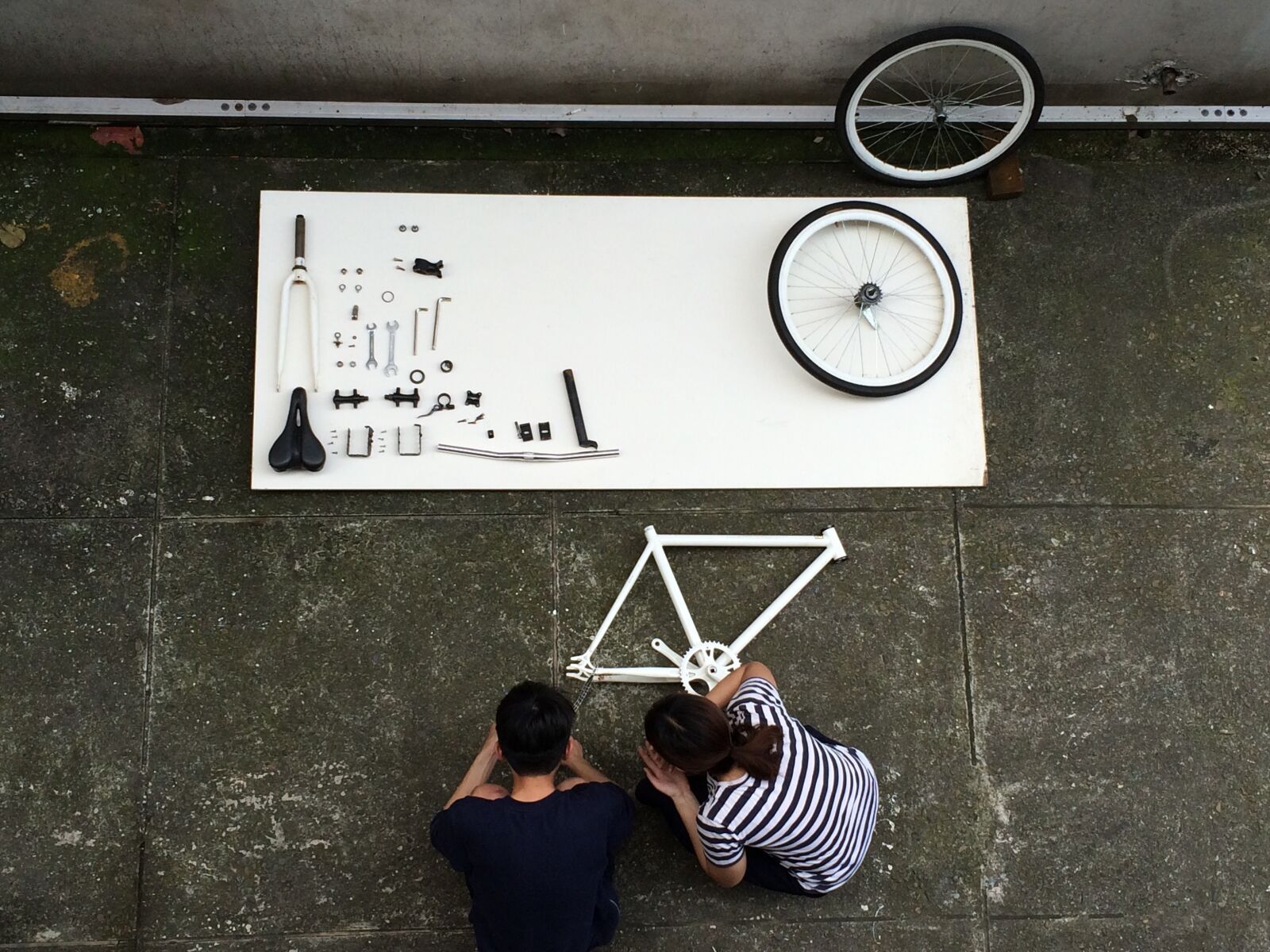iPhone 5s back camera 4.15mm f/2.2 sample photo. Assembling a bicycle, component photography