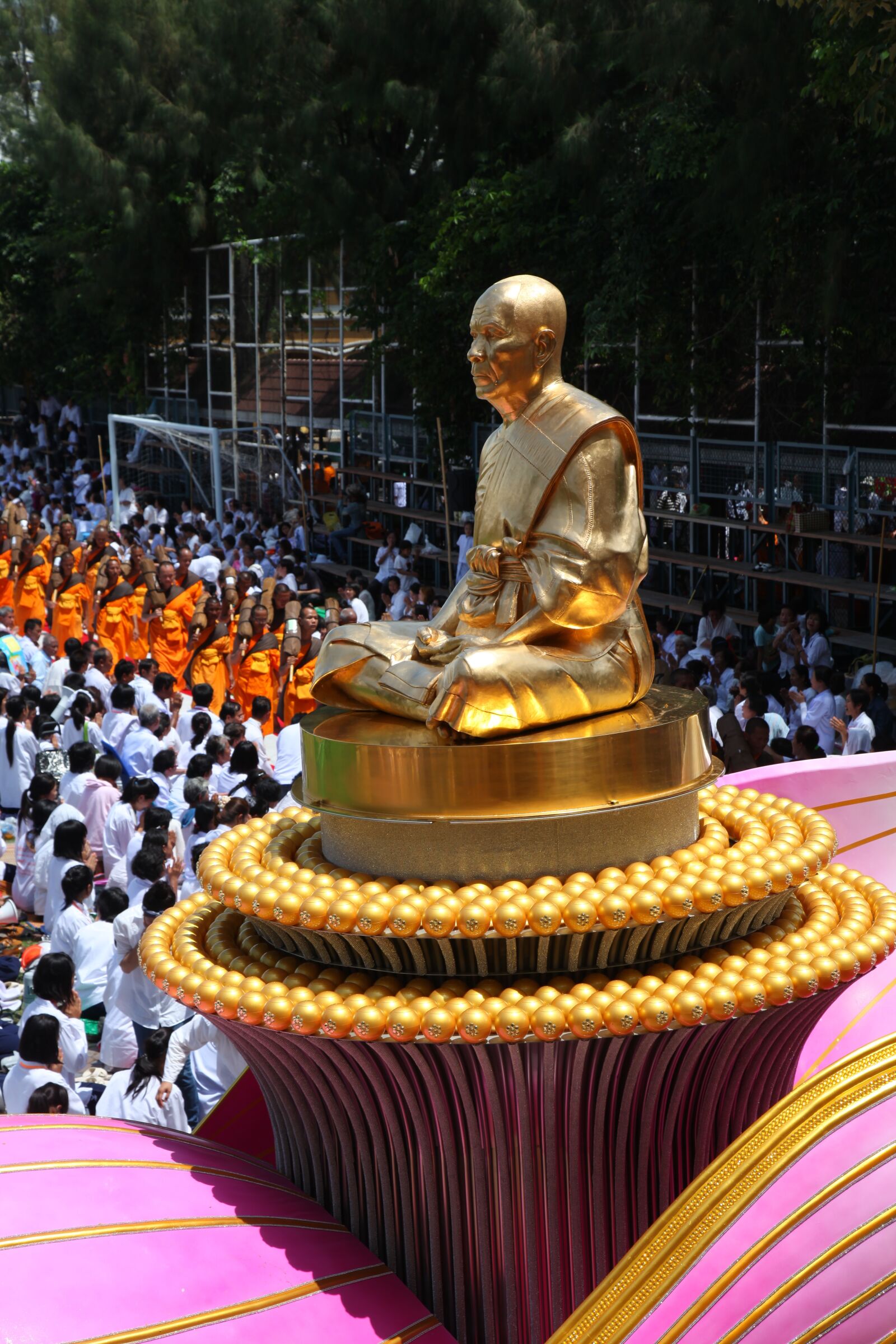 Canon EOS 5D Mark II sample photo. Budha, monk, gold photography