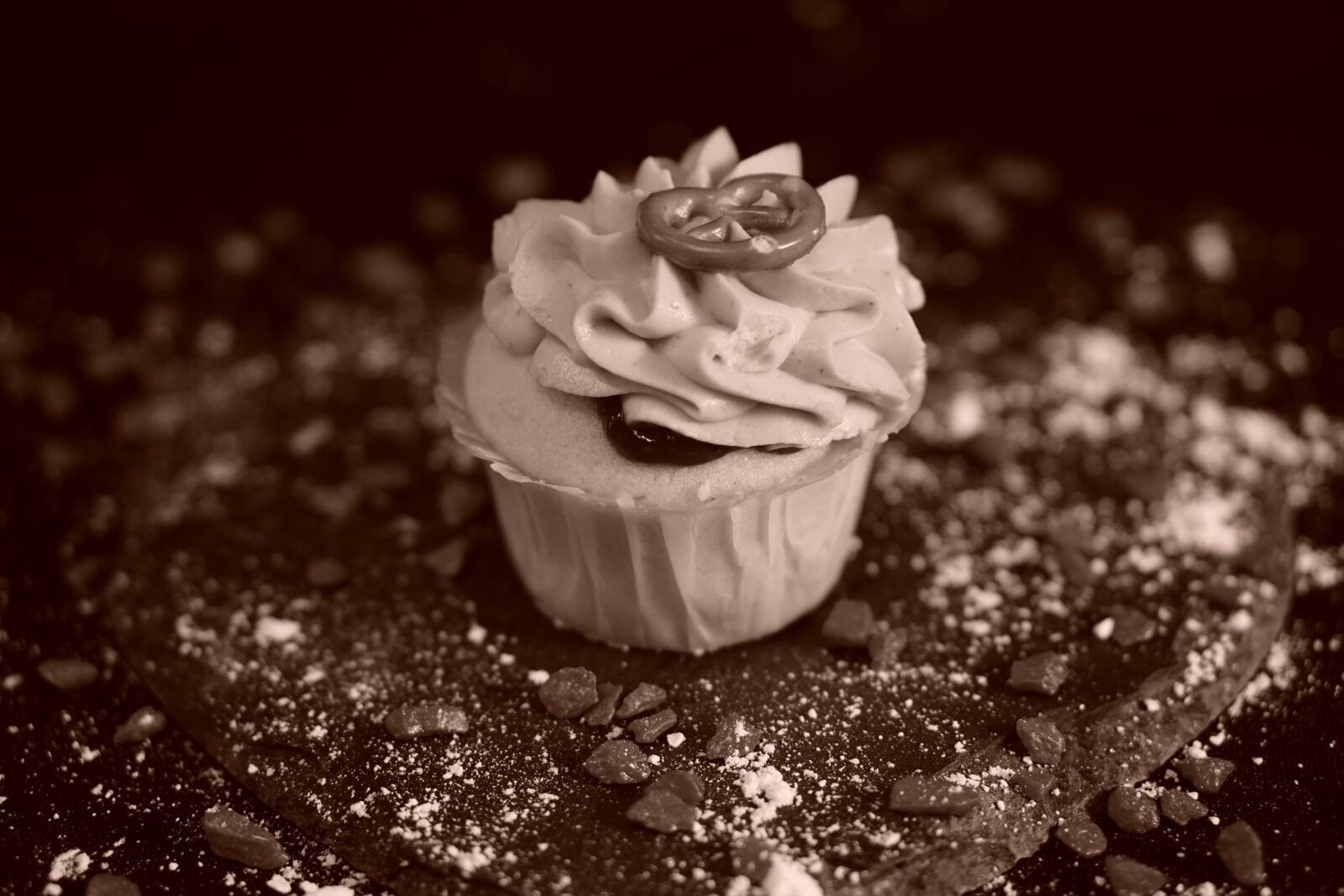E 50mm F1.8 OSS sample photo. Cupcake, dessert, coffee photography
