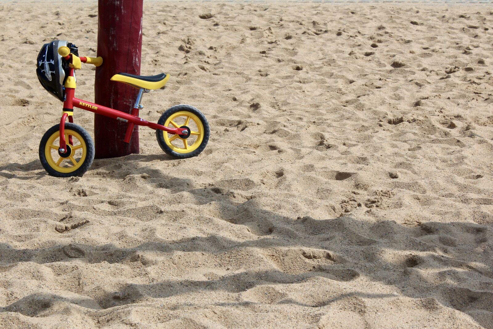 Canon EOS 600D (Rebel EOS T3i / EOS Kiss X5) sample photo. Child's bike, bike, sand photography