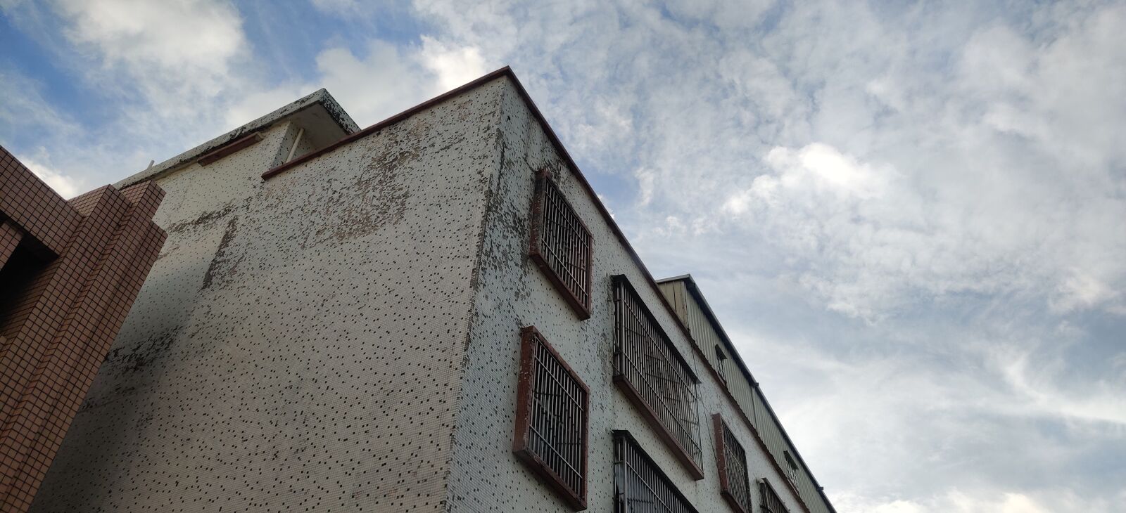 OnePlus GM1910 sample photo. Sky, street view, building photography