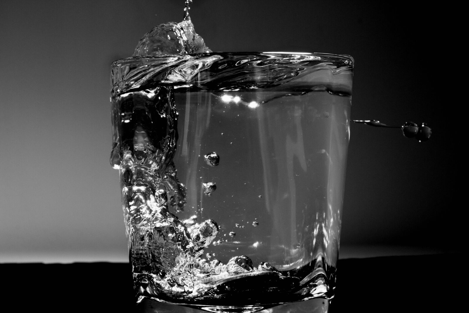Canon EOS 650D (EOS Rebel T4i / EOS Kiss X6i) sample photo. Coins, monochrome, water photography
