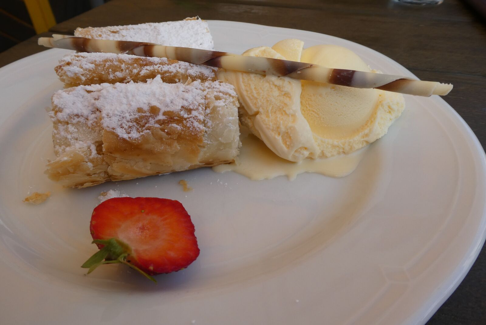Panasonic Lumix DC-ZS70 (Lumix DC-TZ90) sample photo. Pastry, apple strudel, ice photography
