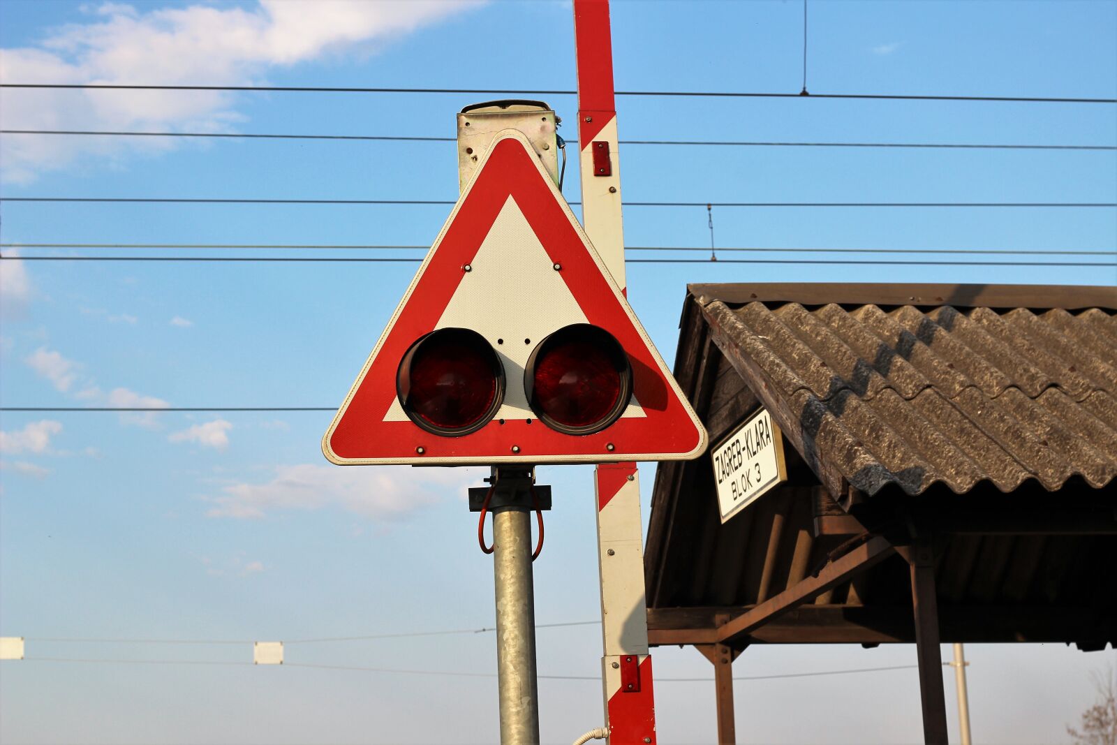 Canon EOS 600D (Rebel EOS T3i / EOS Kiss X5) + Canon EF 50mm F1.8 II sample photo. Railway, sign, train photography
