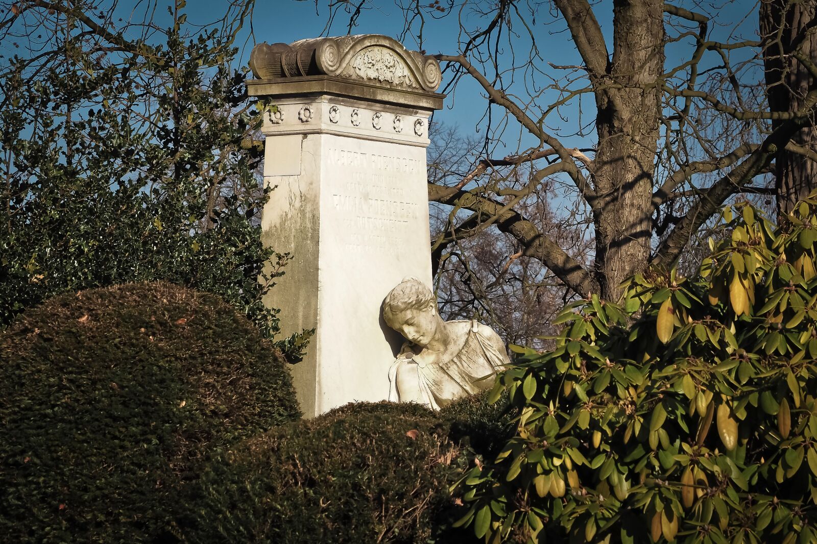 Olympus OM-D E-M10 sample photo. Cemetery, grave, tombstone photography