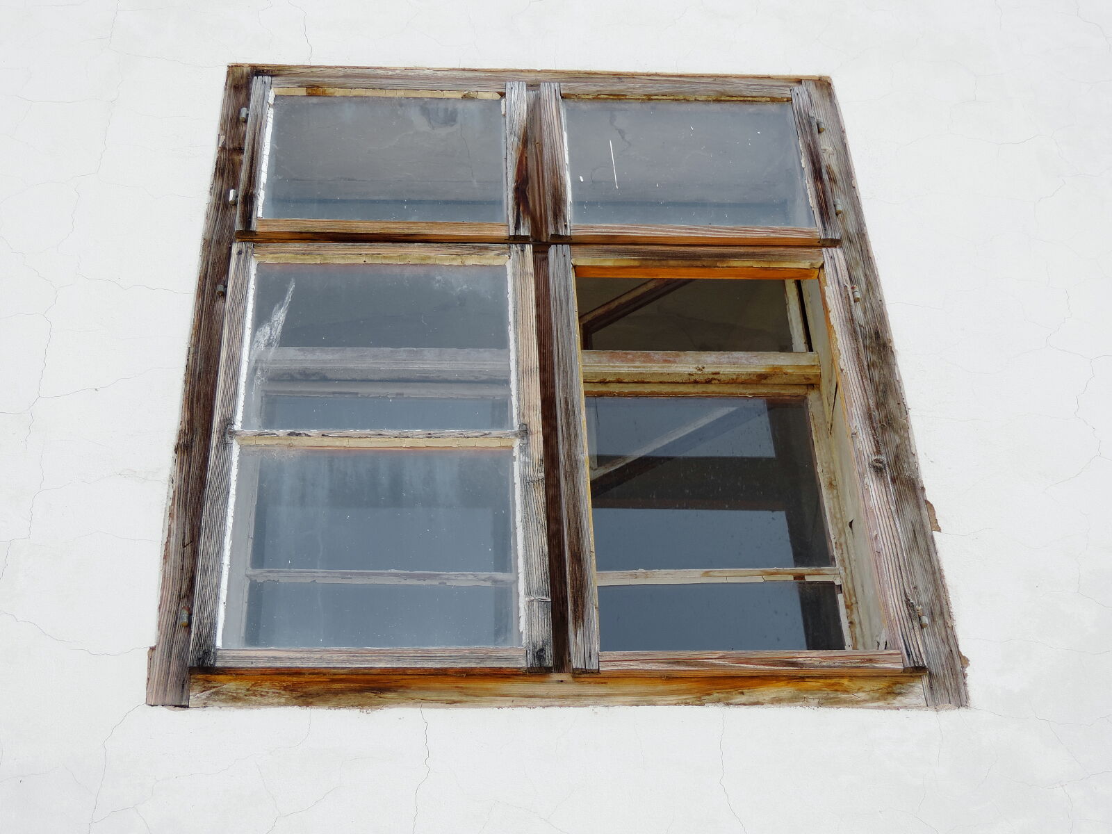 Nikon Coolpix P520 sample photo. Window, wood, painting, house photography