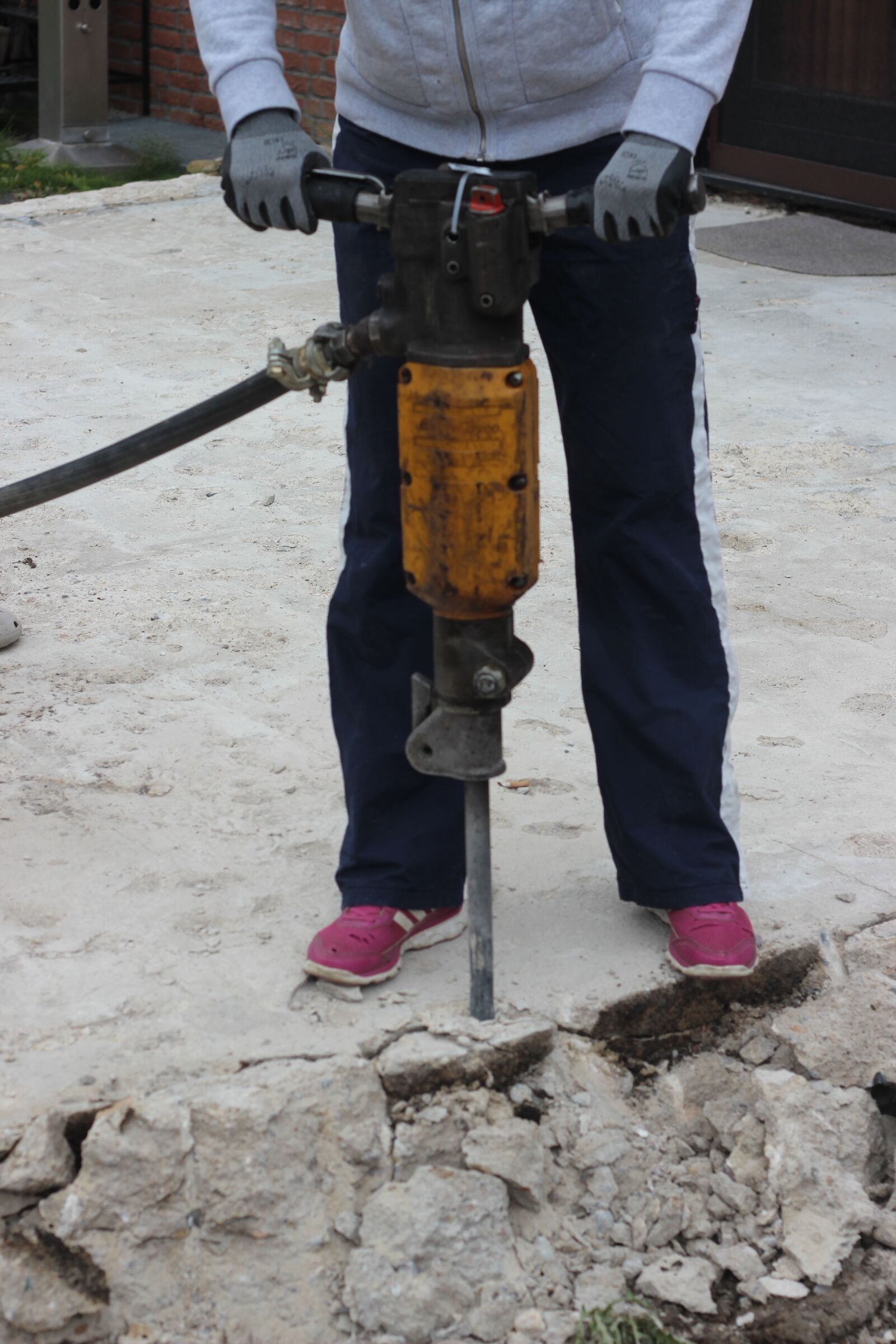 Canon EOS 600D (Rebel EOS T3i / EOS Kiss X5) + Canon EF 50mm F1.8 II sample photo. Hammer drill, site, hilti photography