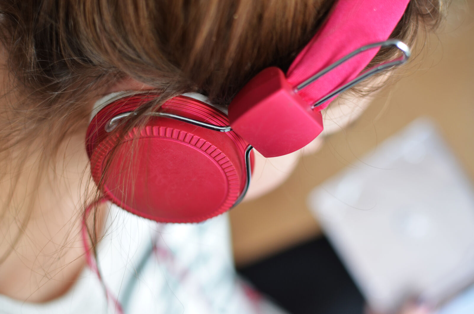 Nikon D5100 + Nikon AF-S DX Nikkor 35mm F1.8G sample photo. Person, woman, music, pink photography