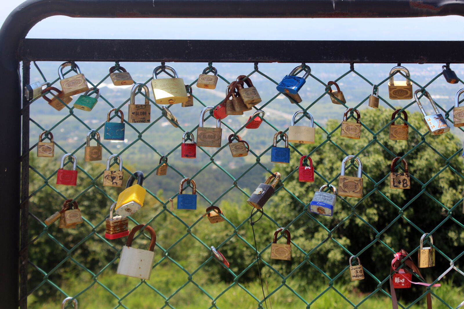 Canon EOS 600D (Rebel EOS T3i / EOS Kiss X5) sample photo. Padlocks, tied, united states photography