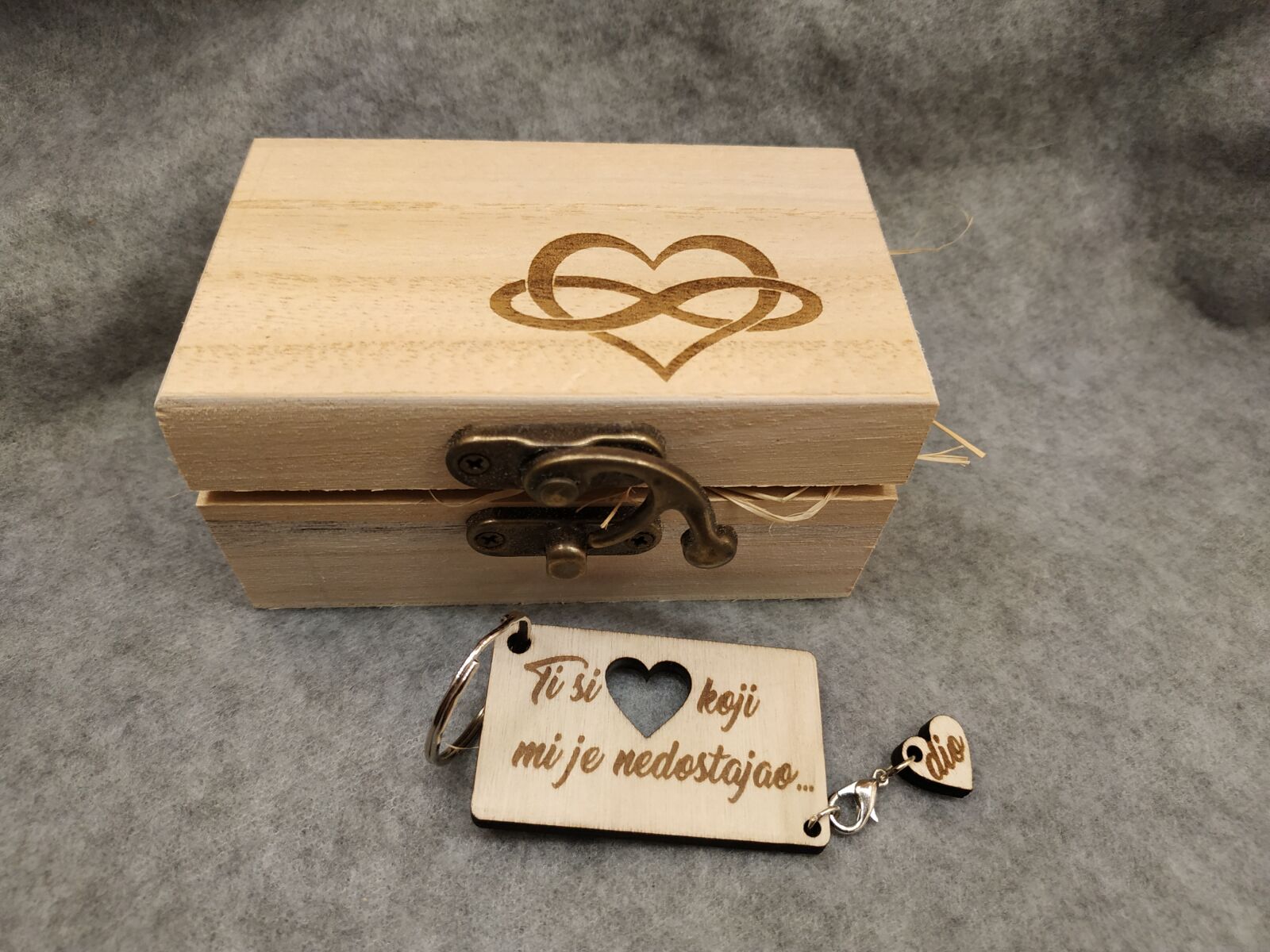 Xiaomi Redmi Note 5 sample photo. Gift box, wood, heart photography