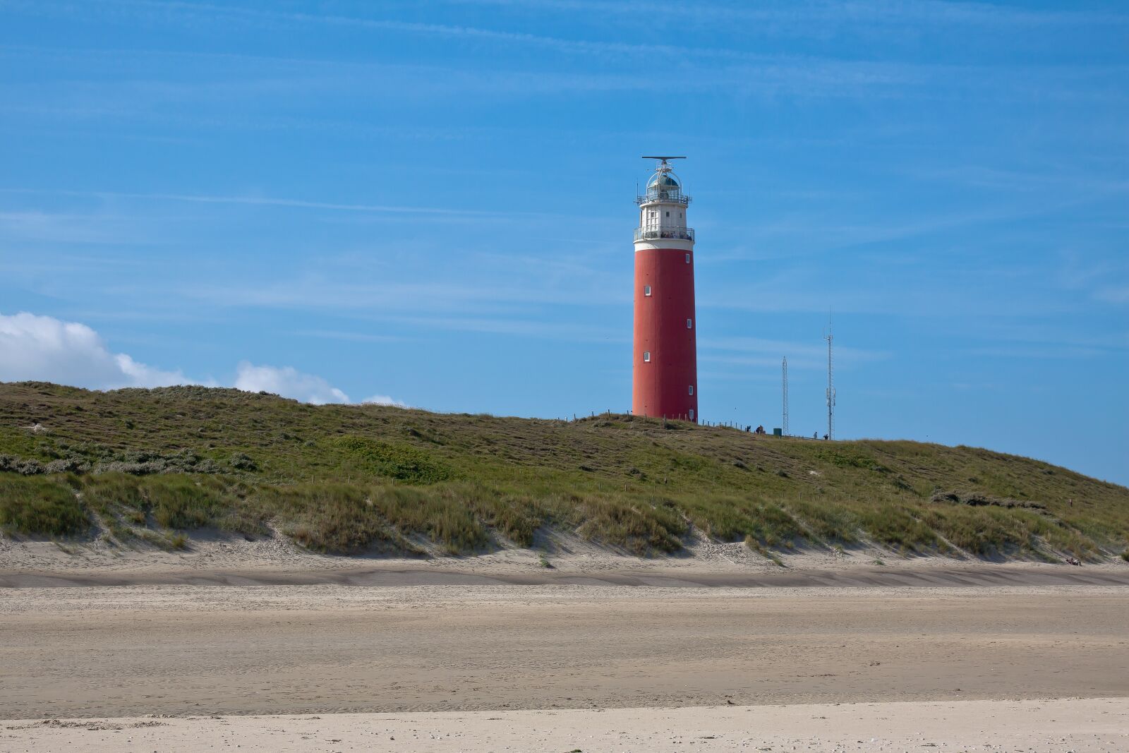 Canon EOS 50D + Canon EF 24-105mm F4L IS USM sample photo. Lighthouse, grass, dunes photography