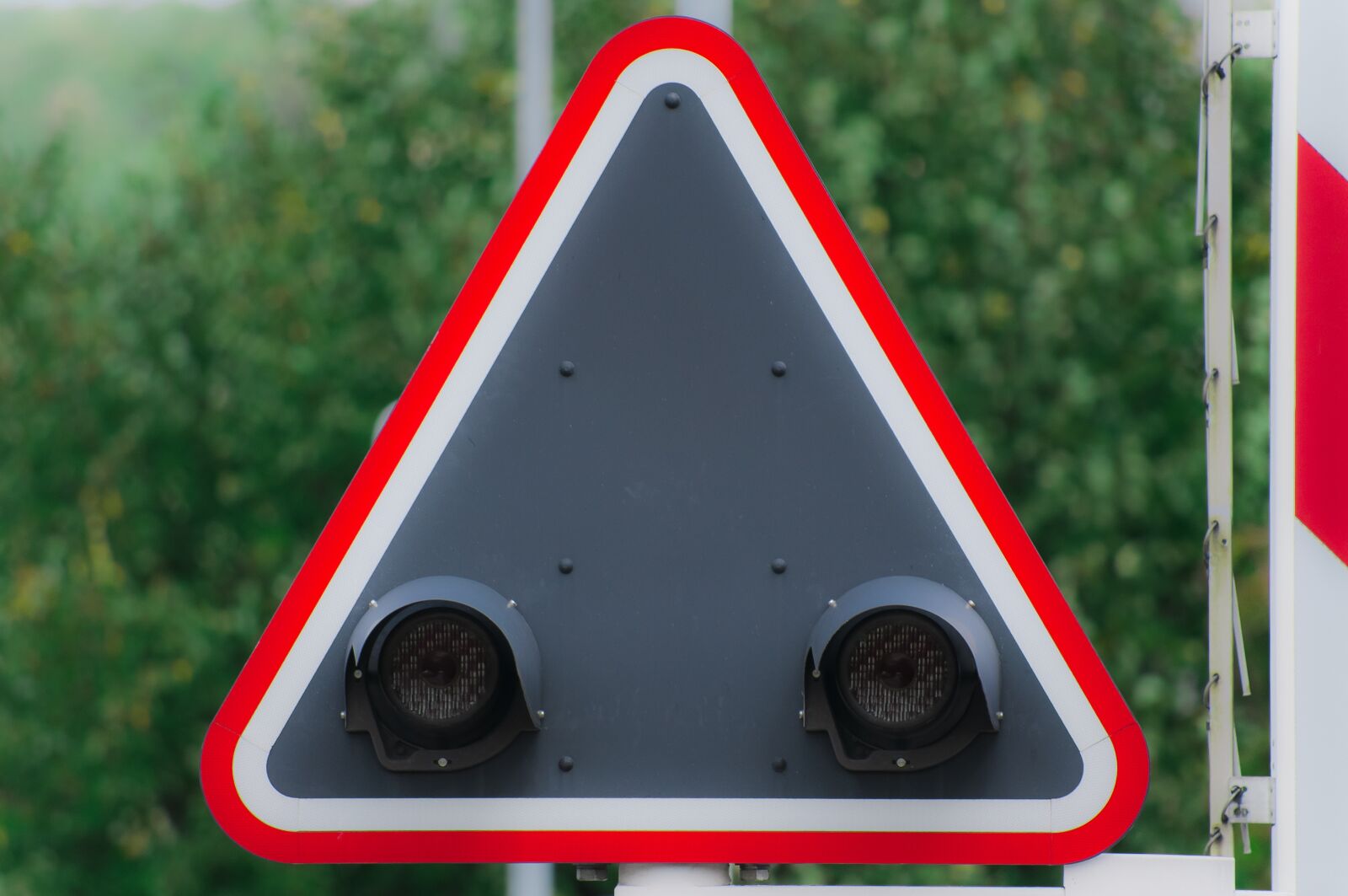 Nikon D90 sample photo. Level crossing, railway, warning photography