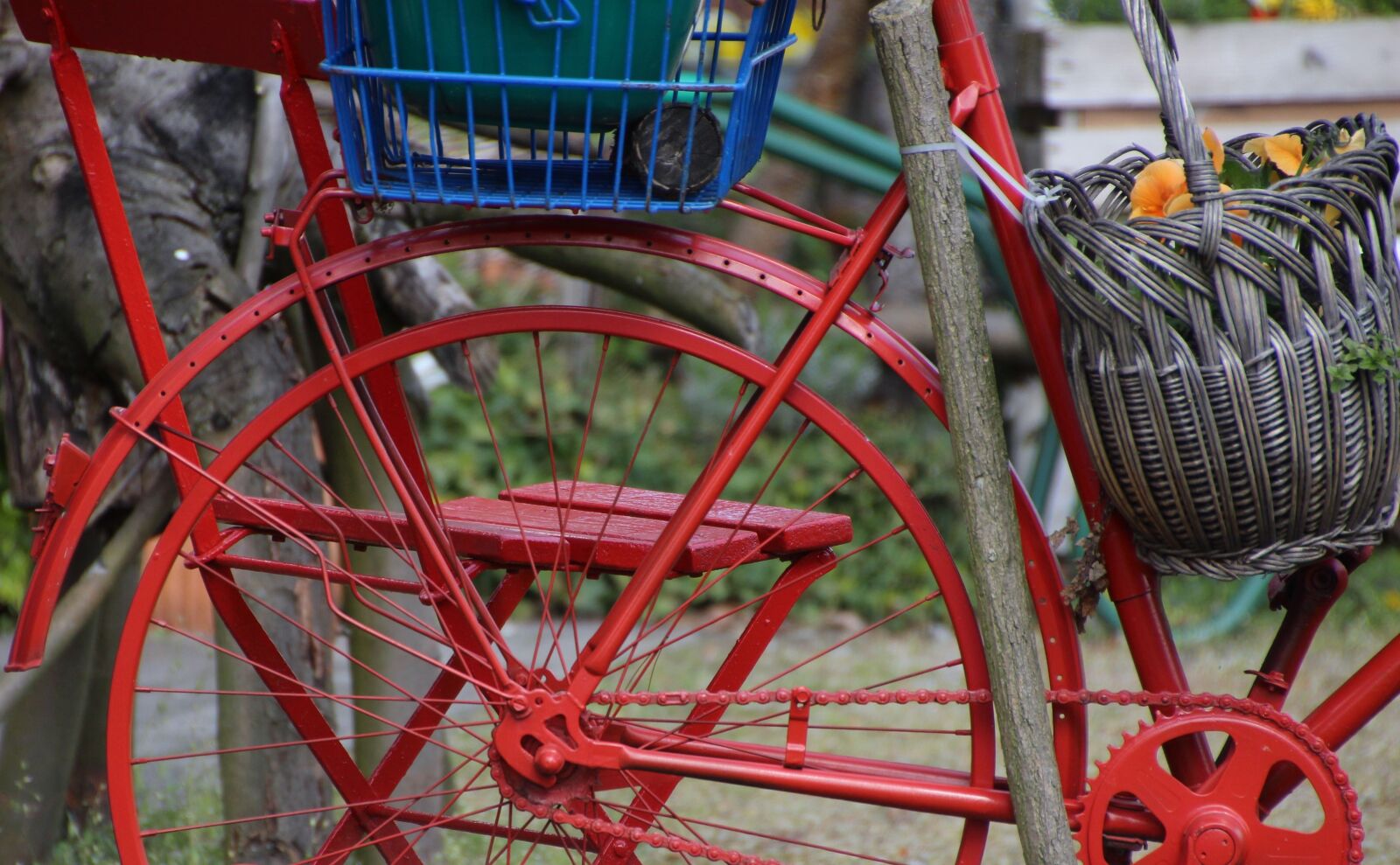 Canon EOS 650D (EOS Rebel T4i / EOS Kiss X6i) sample photo. Bike, old, red photography
