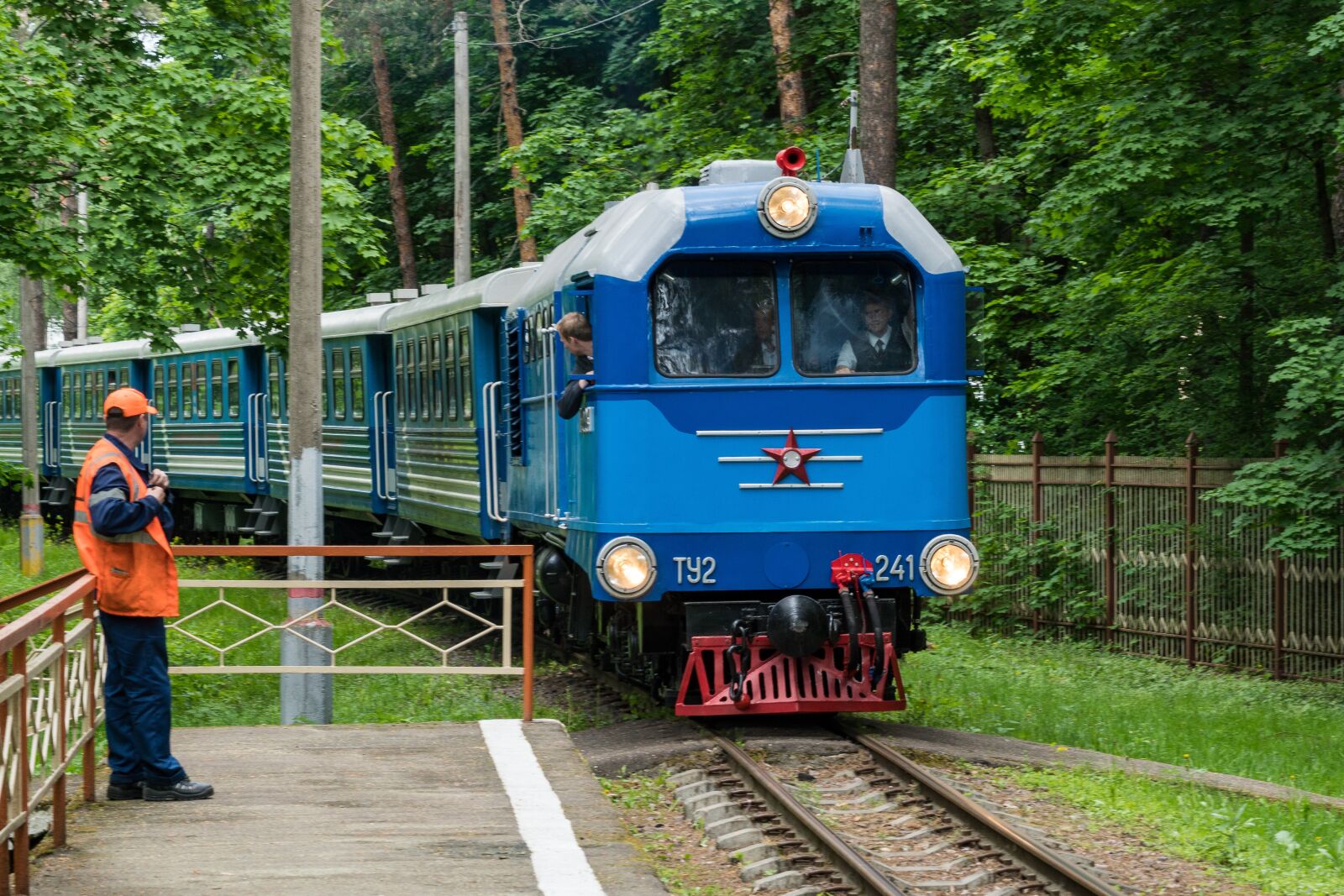 Sony a6300 + Sony Vario Tessar T* FE 24-70mm F4 ZA OSS sample photo. Locomotive, diesel locomotive, rails photography