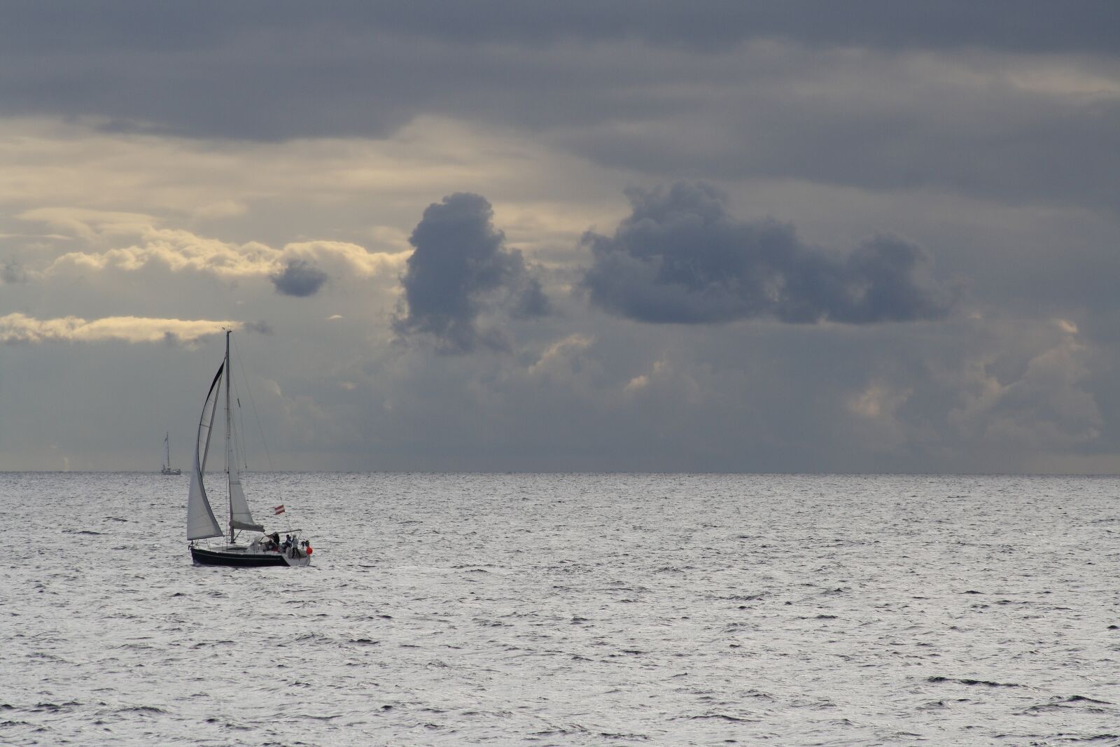 Canon EOS 1000D (EOS Digital Rebel XS / EOS Kiss F) sample photo. Grey, sailing boat, sea photography