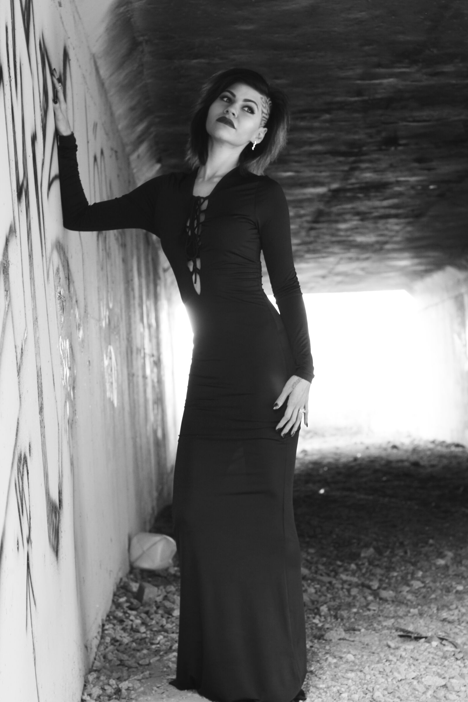 Canon EOS 700D (EOS Rebel T5i / EOS Kiss X7i) + Canon EF 50mm F1.8 II sample photo. Black dress, skinny, thin photography