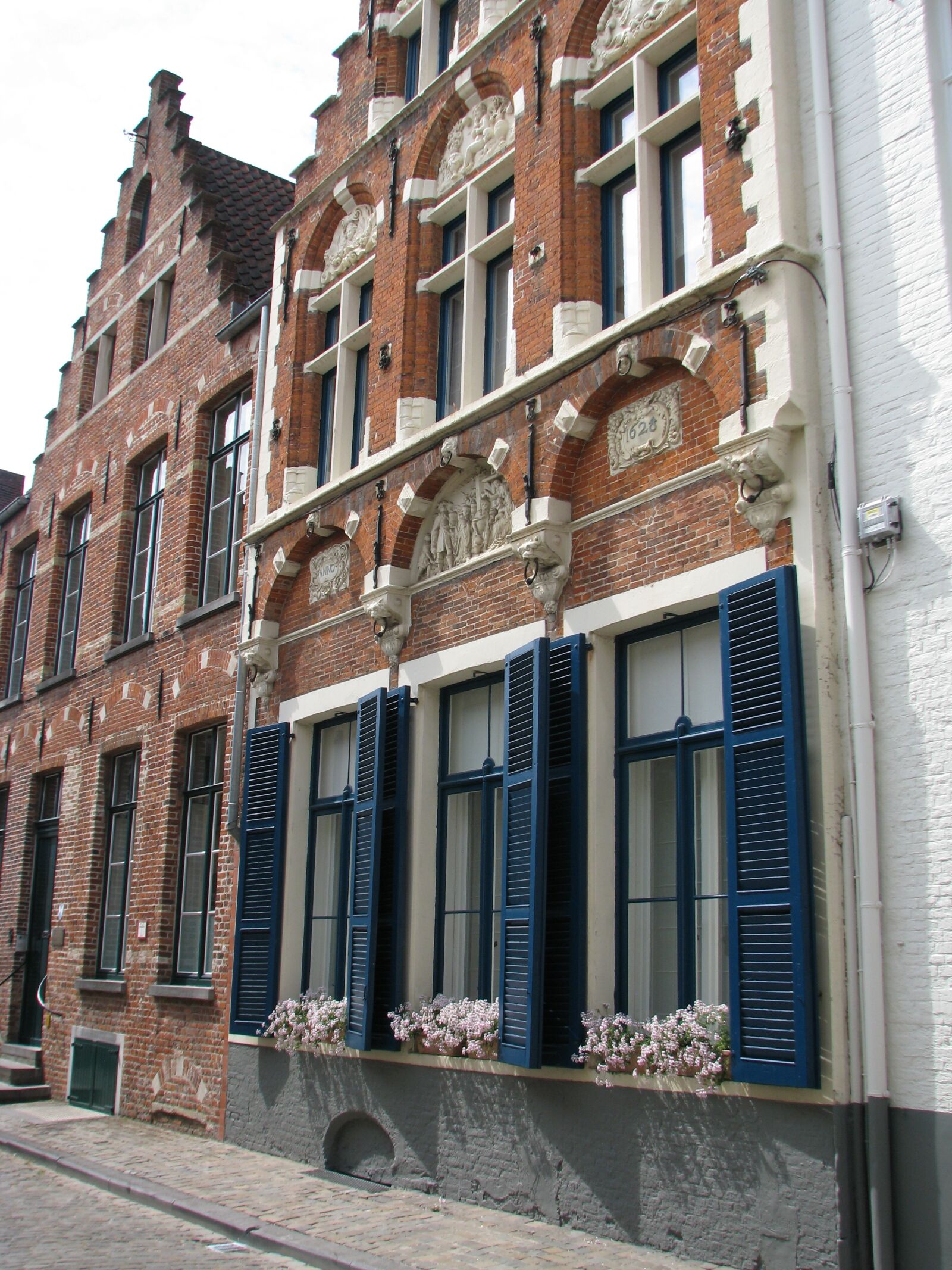 Canon POWERSHOT S5 IS sample photo. Bruges, kamienica, shutters photography