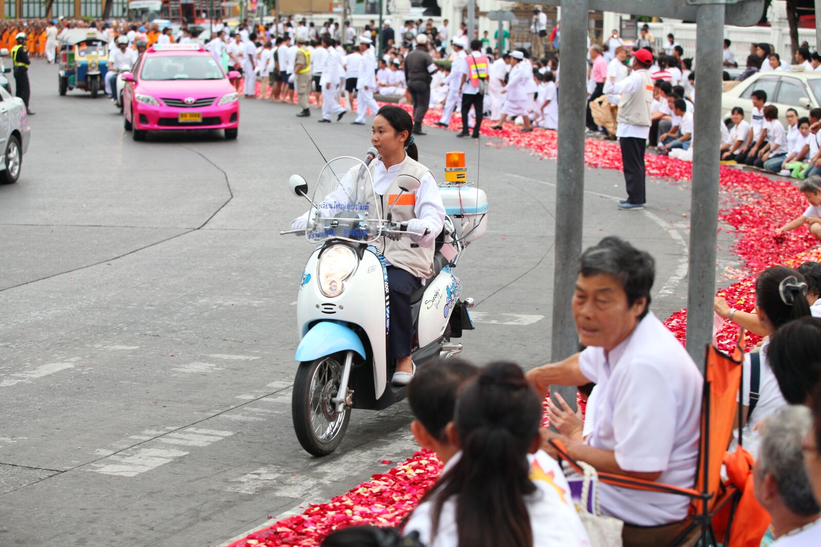 Canon EOS 5D Mark II sample photo. Street, police, festival photography