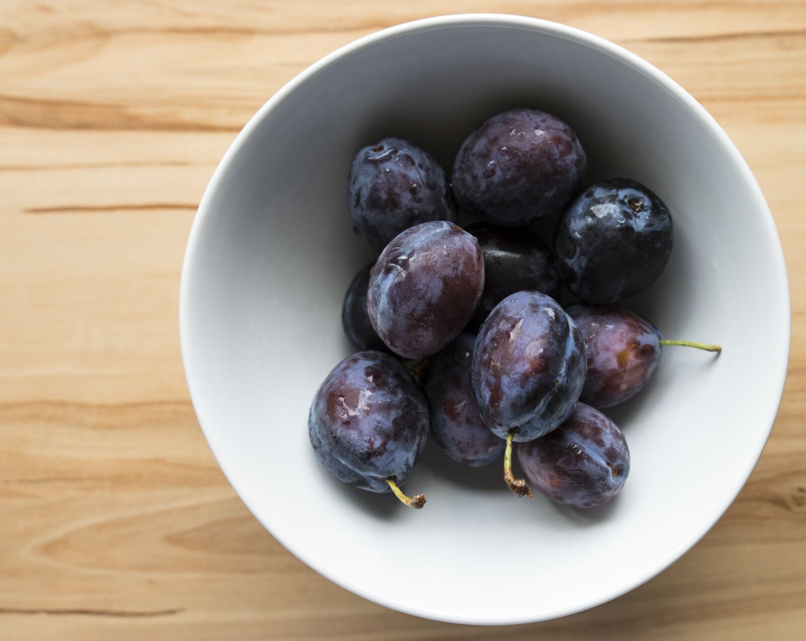 Sony a7 + Sony FE 28-70mm F3.5-5.6 OSS sample photo. Fruit, plums, fruits photography