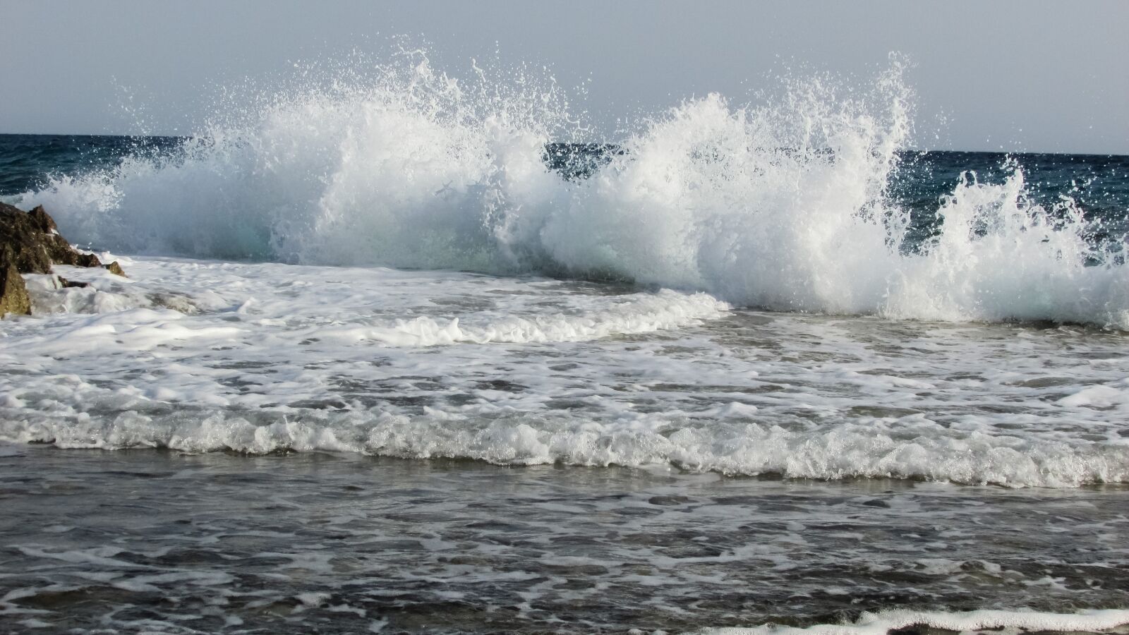 Canon PowerShot SX400 IS sample photo. Rocky coast, wave, wall photography