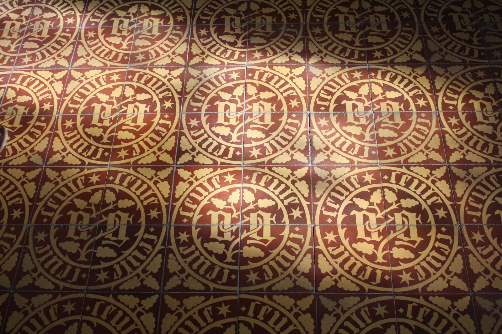 Canon EOS 1000D (EOS Digital Rebel XS / EOS Kiss F) sample photo. Medieval tiles, antique floor photography