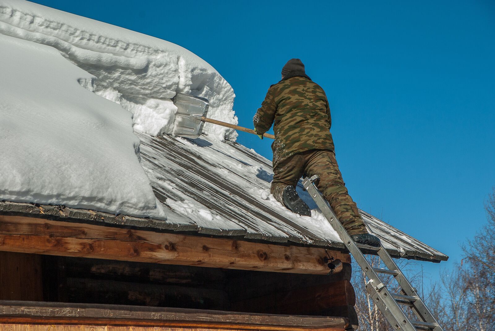 Pentax K10D sample photo. Siberia, snow removal, roofing photography