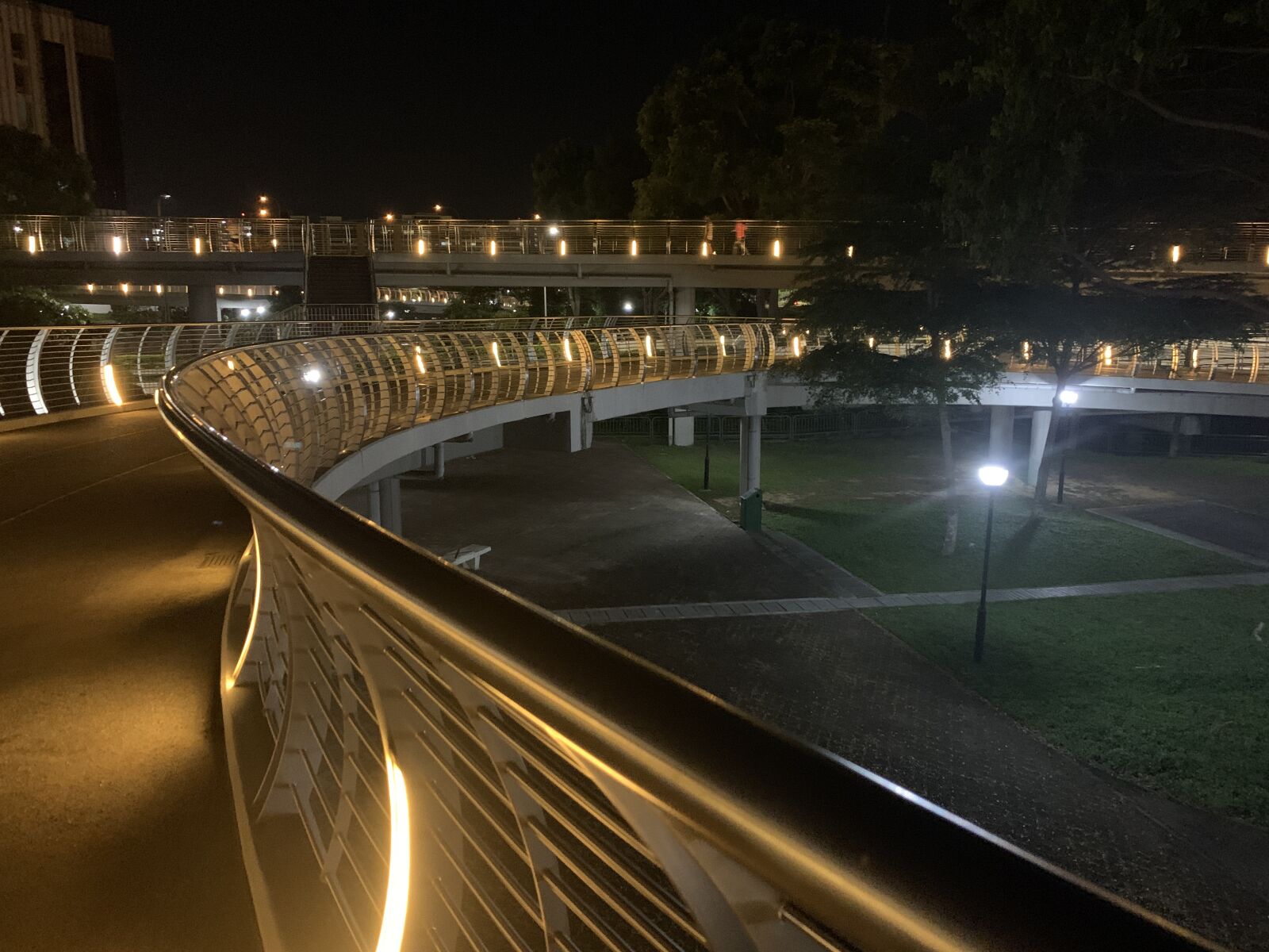 iPhone XS Max back dual camera 4.25mm f/1.8 sample photo. Night scene, outdoor, urban photography