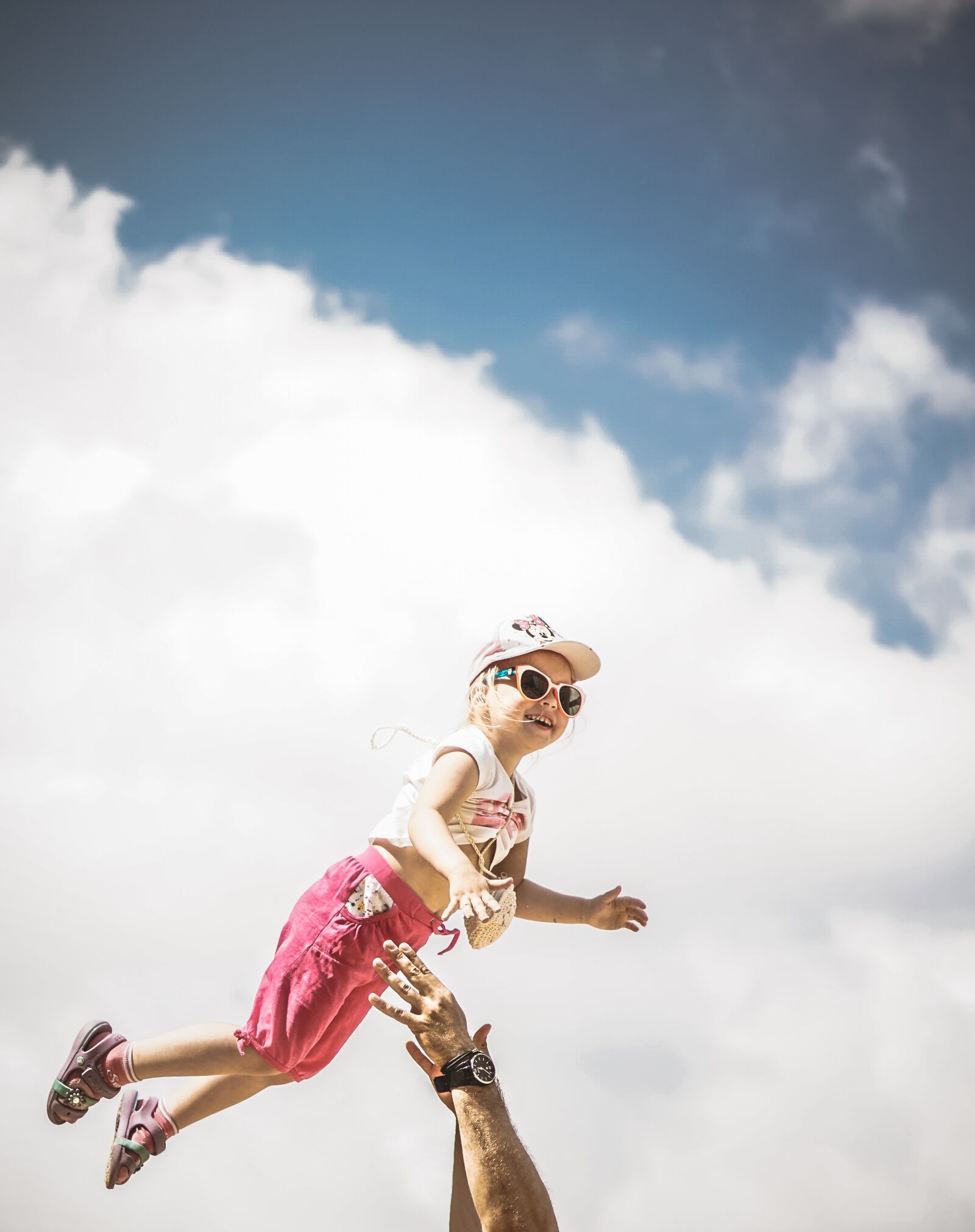 E 50mm F1.8 OSS sample photo. Kids, joy, sky photography