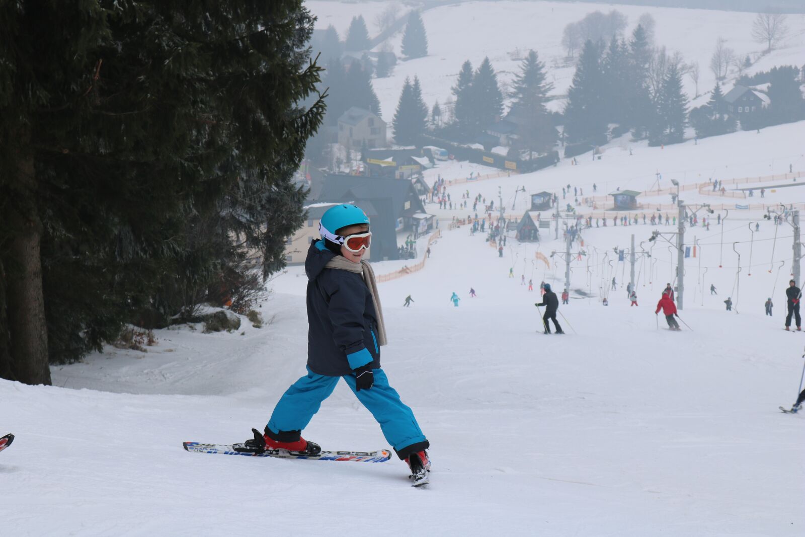Canon EOS 750D (EOS Rebel T6i / EOS Kiss X8i) sample photo. Ski holiday, winter, child photography