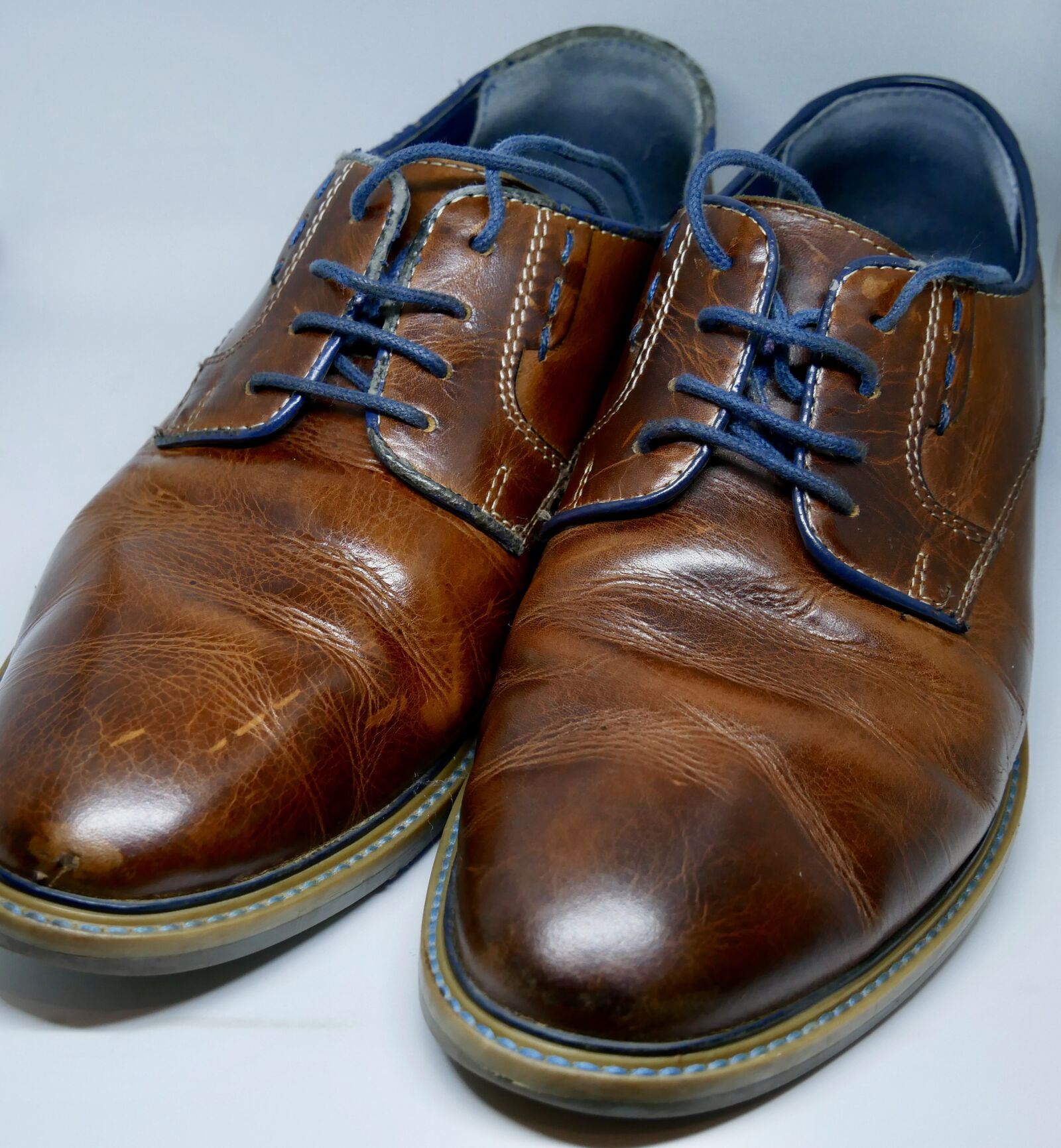 Panasonic Lumix DMC-GX85 (Lumix DMC-GX80 / Lumix DMC-GX7 Mark II) sample photo. Shoes, men's shoes, brown photography